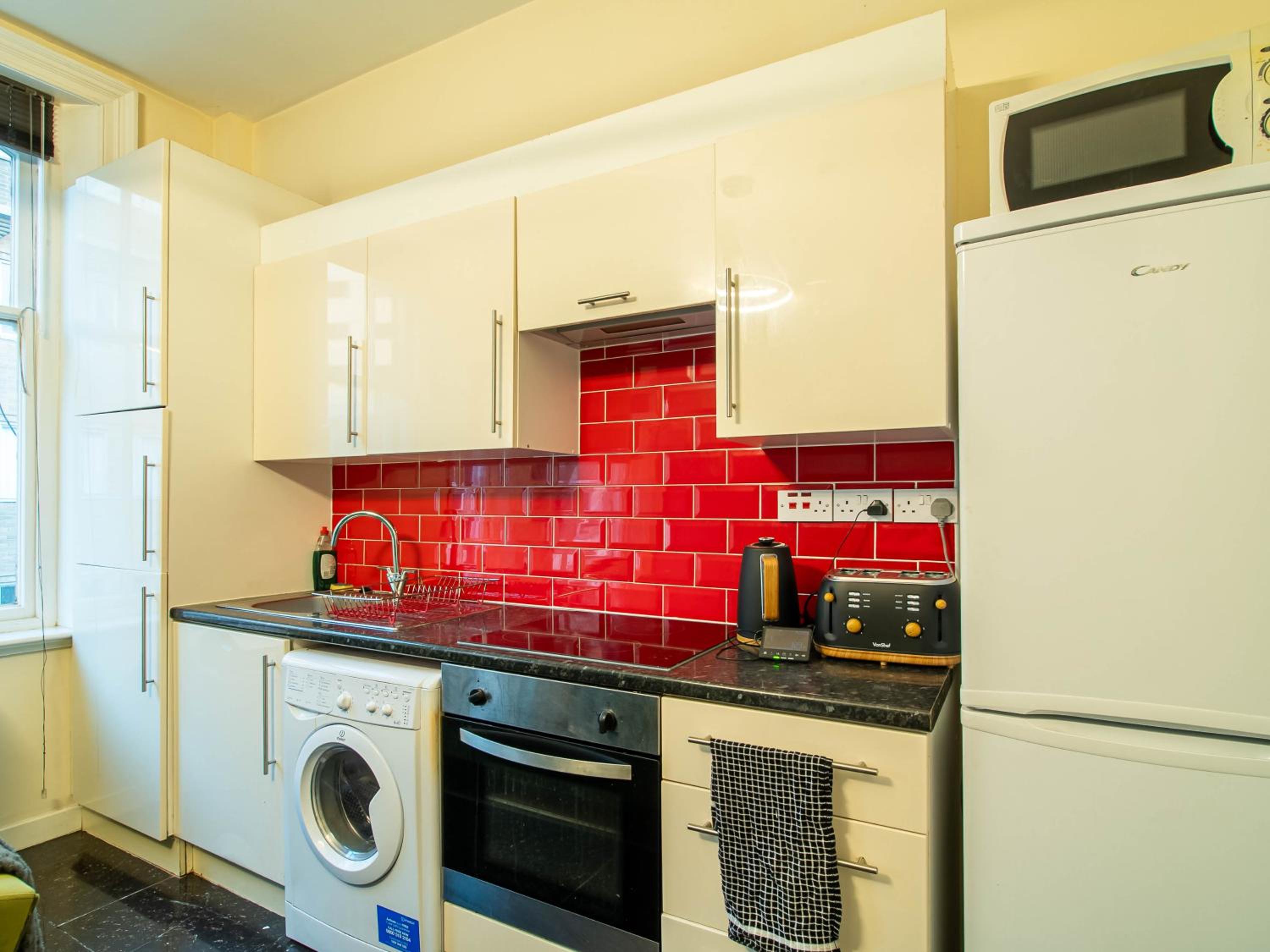 Hallam Sleek Central Apartment