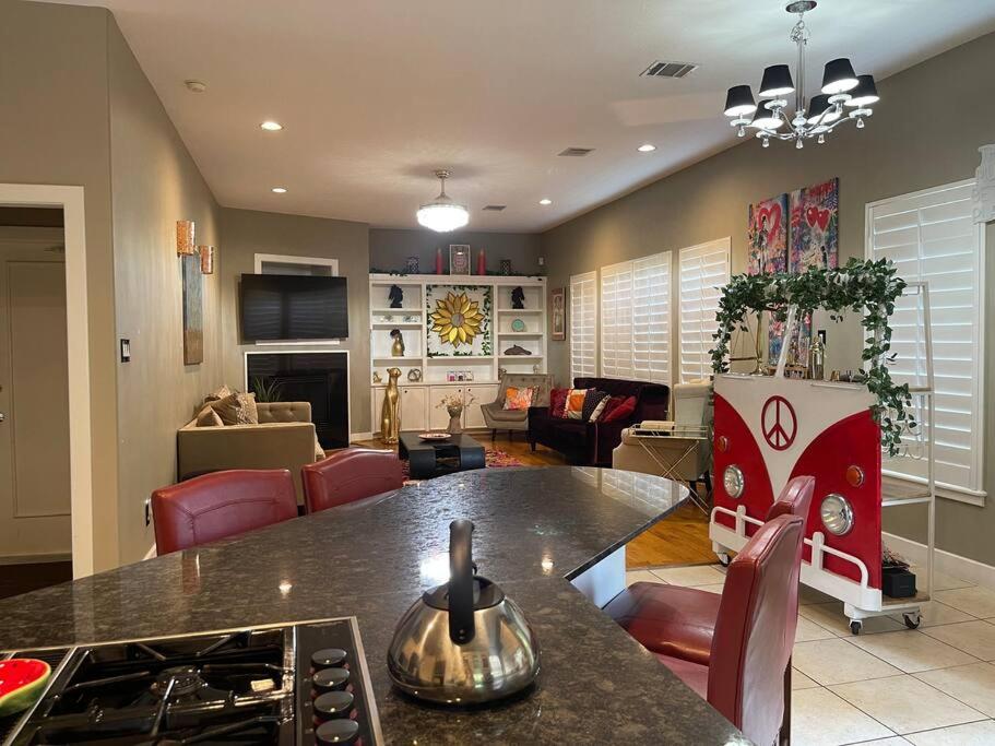 WANDERLUST villa near GALLERIA MALL