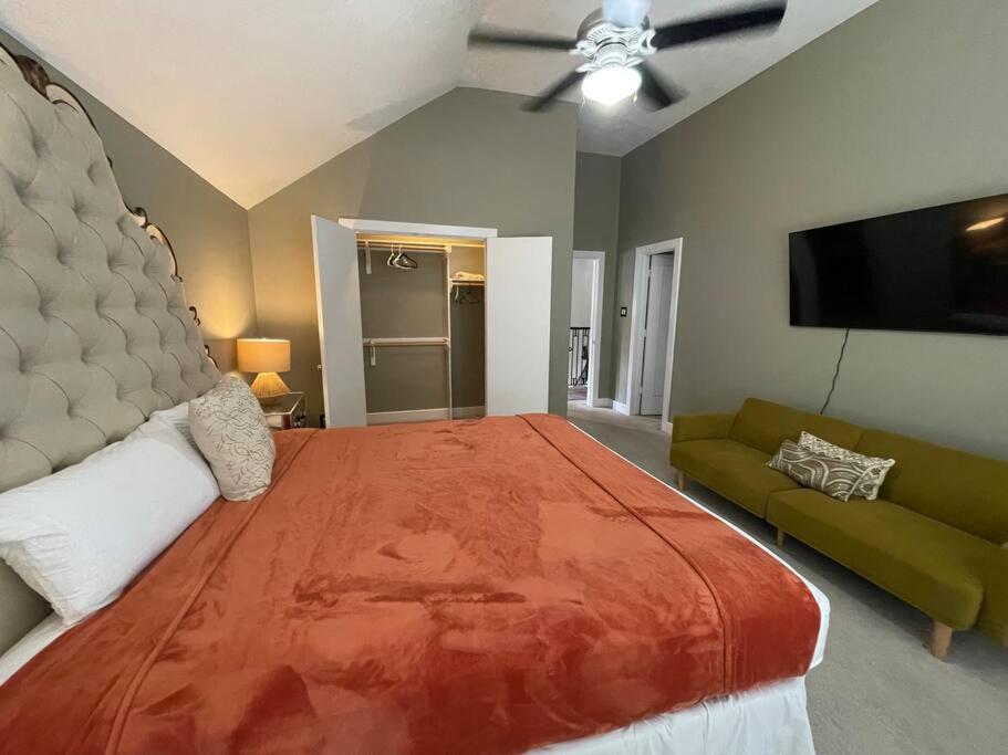 WANDERLUST villa near GALLERIA MALL