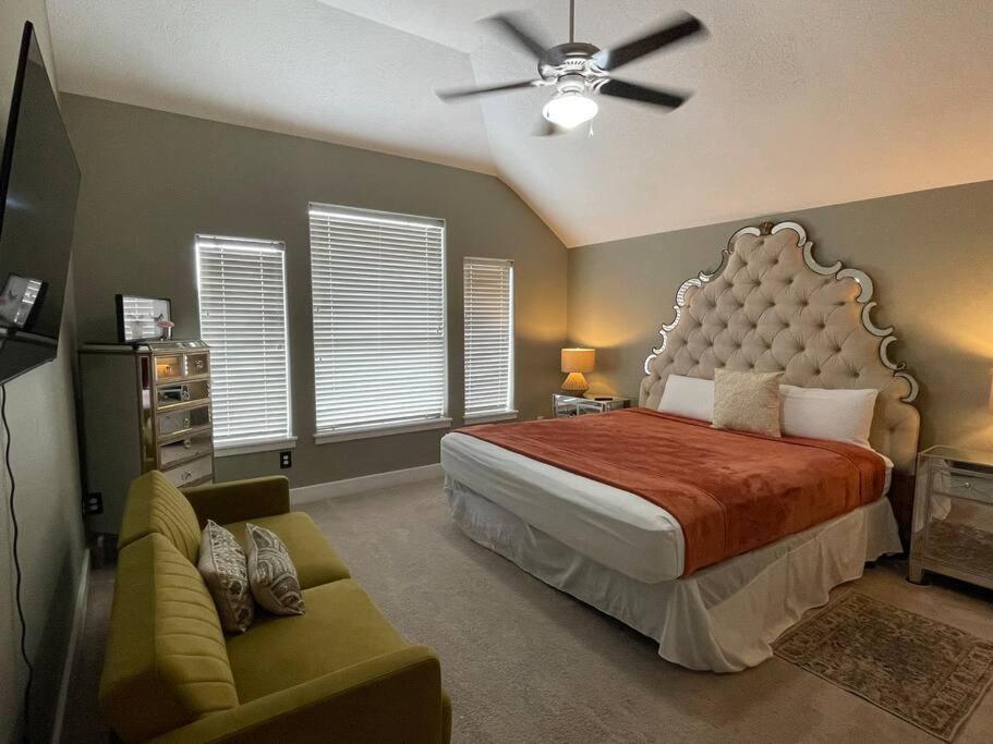 WANDERLUST villa near GALLERIA MALL