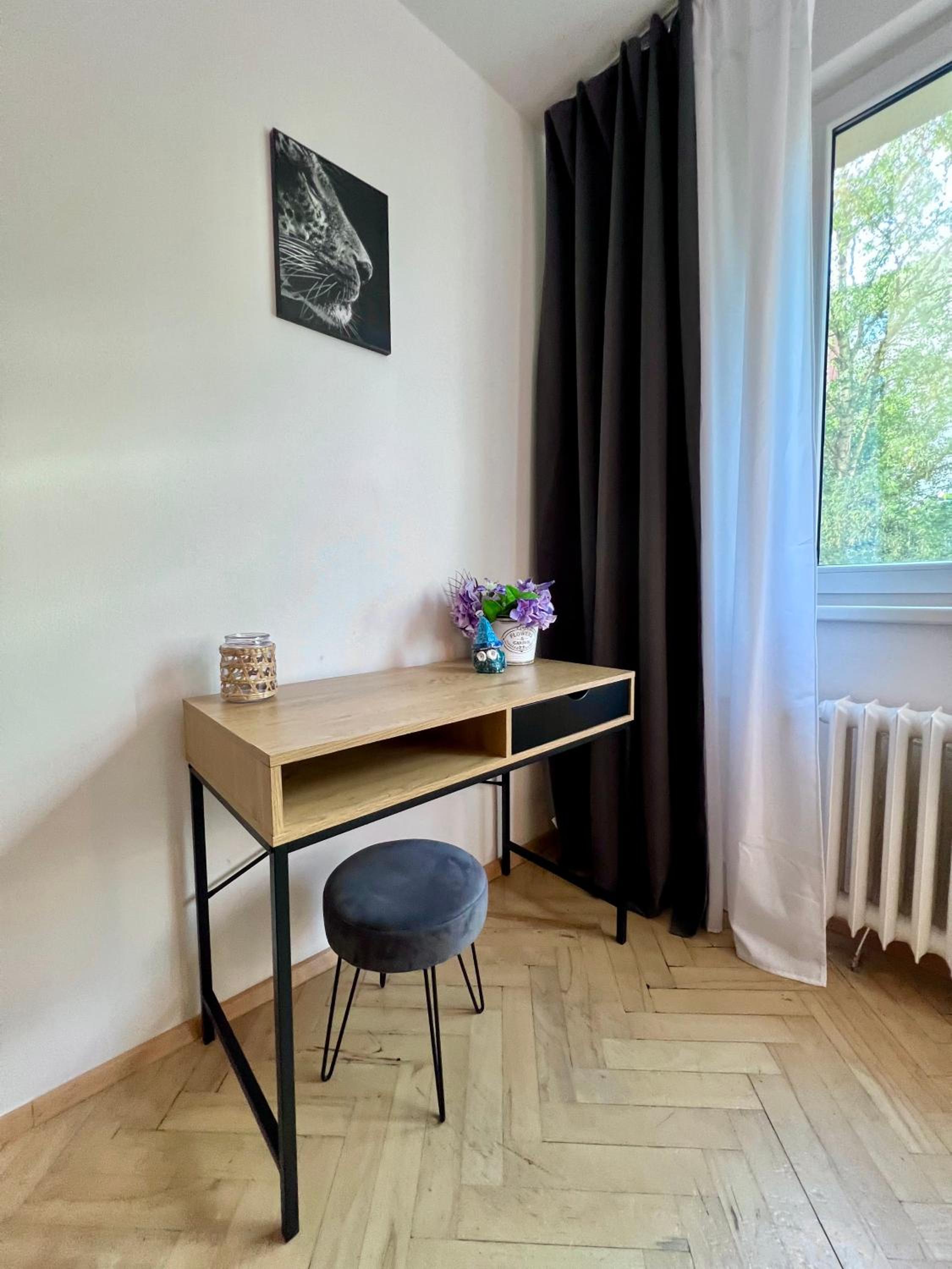 Jana's WoW apt, 2BR, Metro next door, near the airport