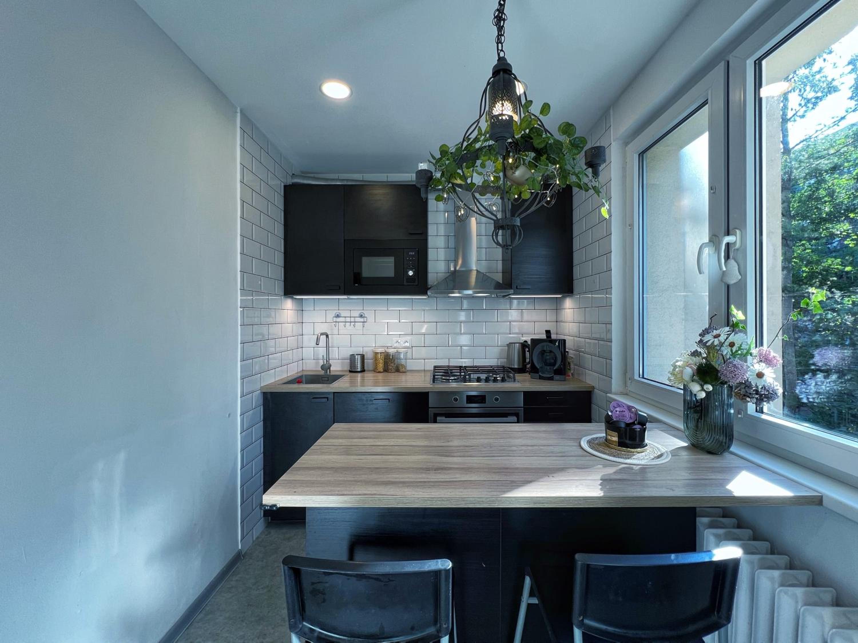 Jana's WoW apt, 2BR, Metro next door, near the airport