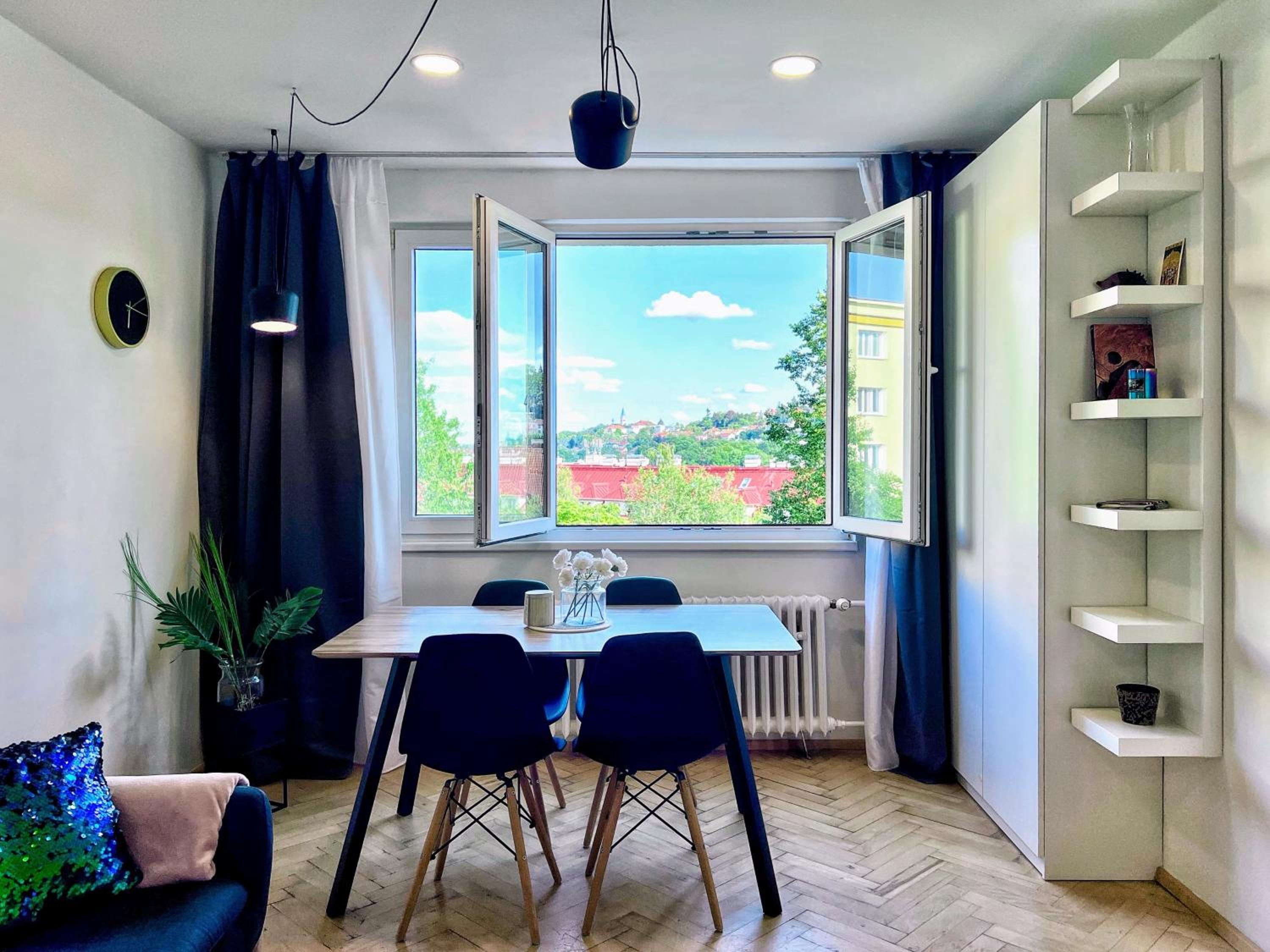 Jana's WoW apt, 2BR, Metro next door, near the airport