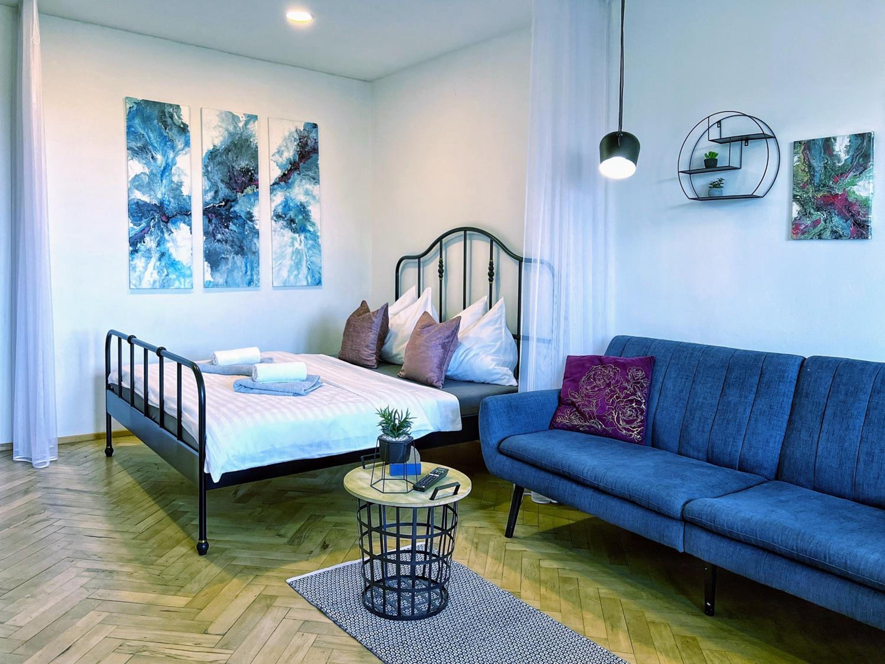 Jana's WoW apt, 2BR, Metro next door, near the airport