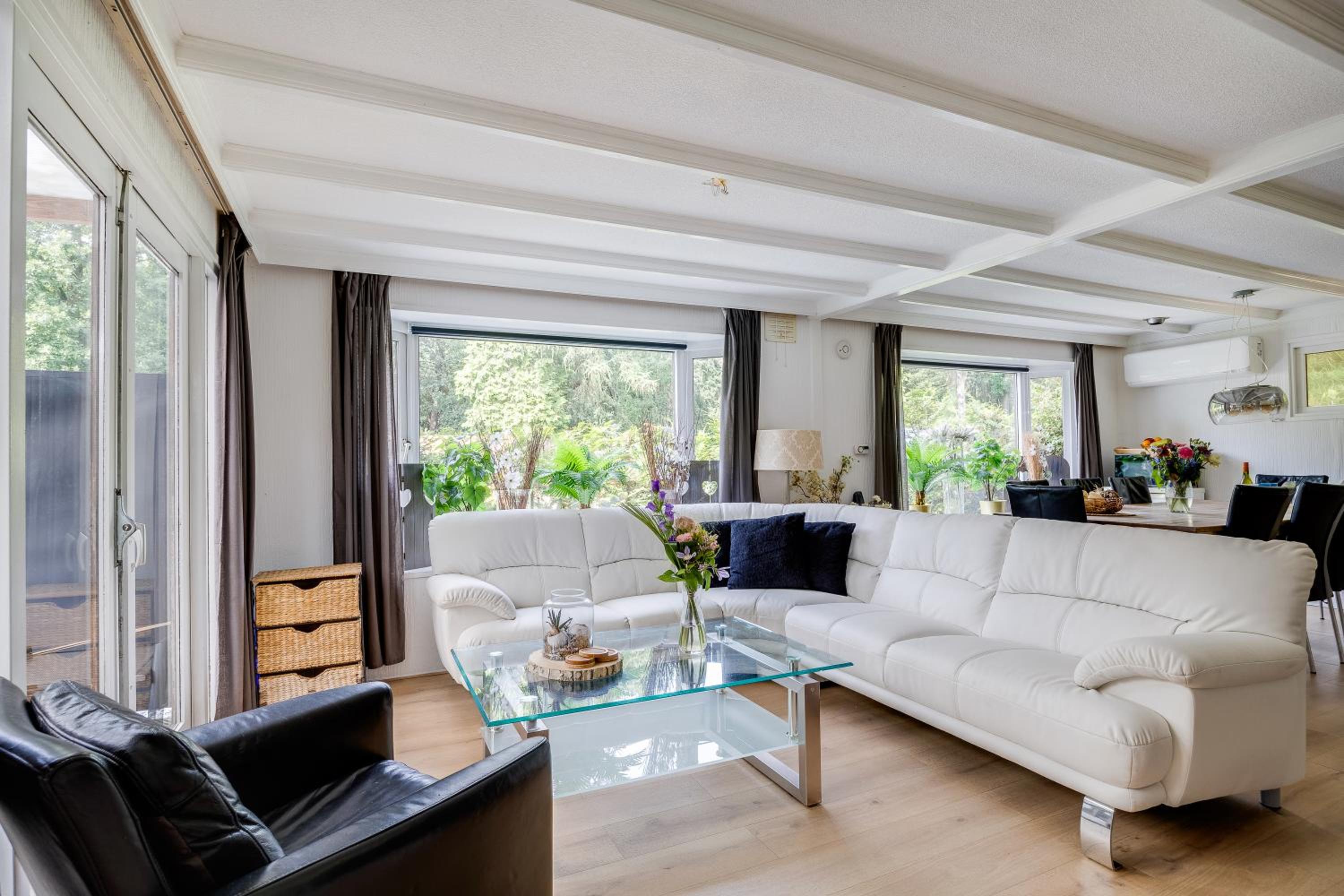78 m2 Luxe Bos Chalet Welness Private Barrelsauna and HOTTUB and AIRCO view 2