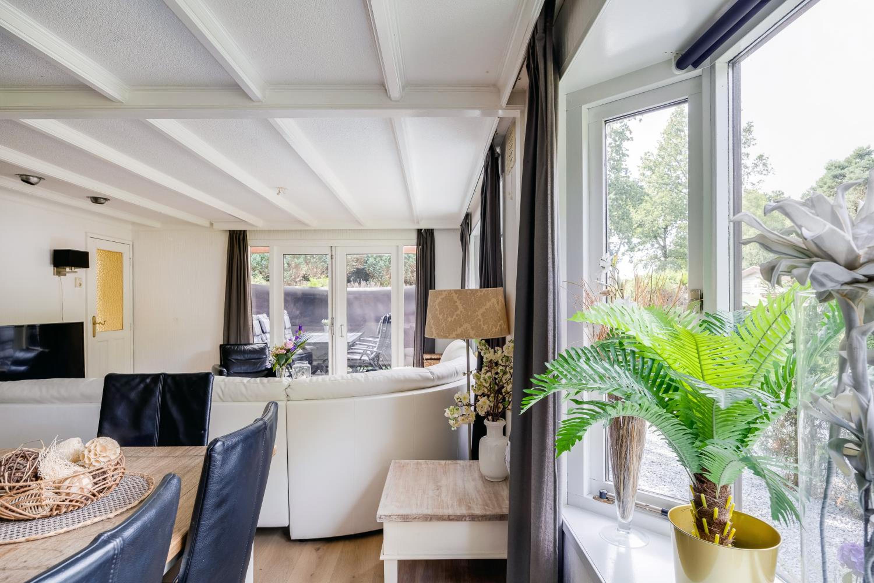 78 m2 Luxe Bos Chalet Welness Private Barrelsauna and HOTTUB and AIRCO view 5