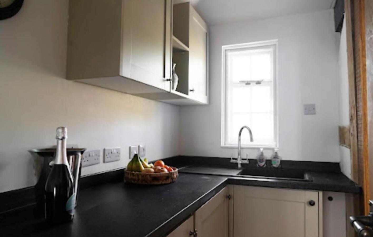 Applecott - 2 bedroom Thatched cottage close to Stonehenge view 3