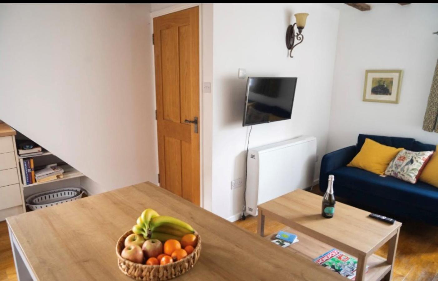 Applecott - 2 bedroom Thatched cottage close to Stonehenge view 2