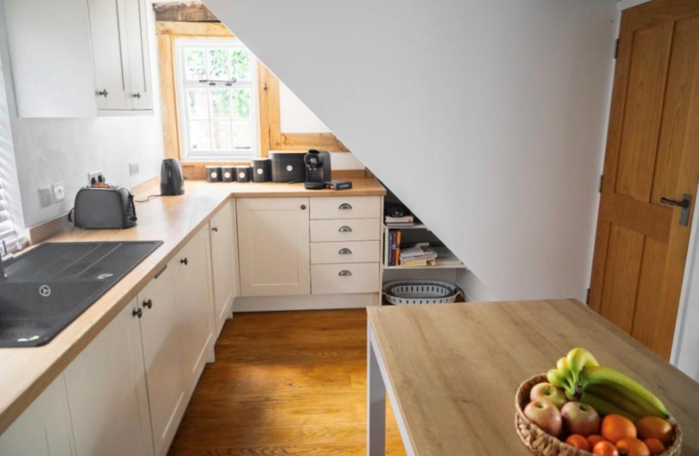 Applecott - 2 bedroom Thatched cottage close to Stonehenge view 4