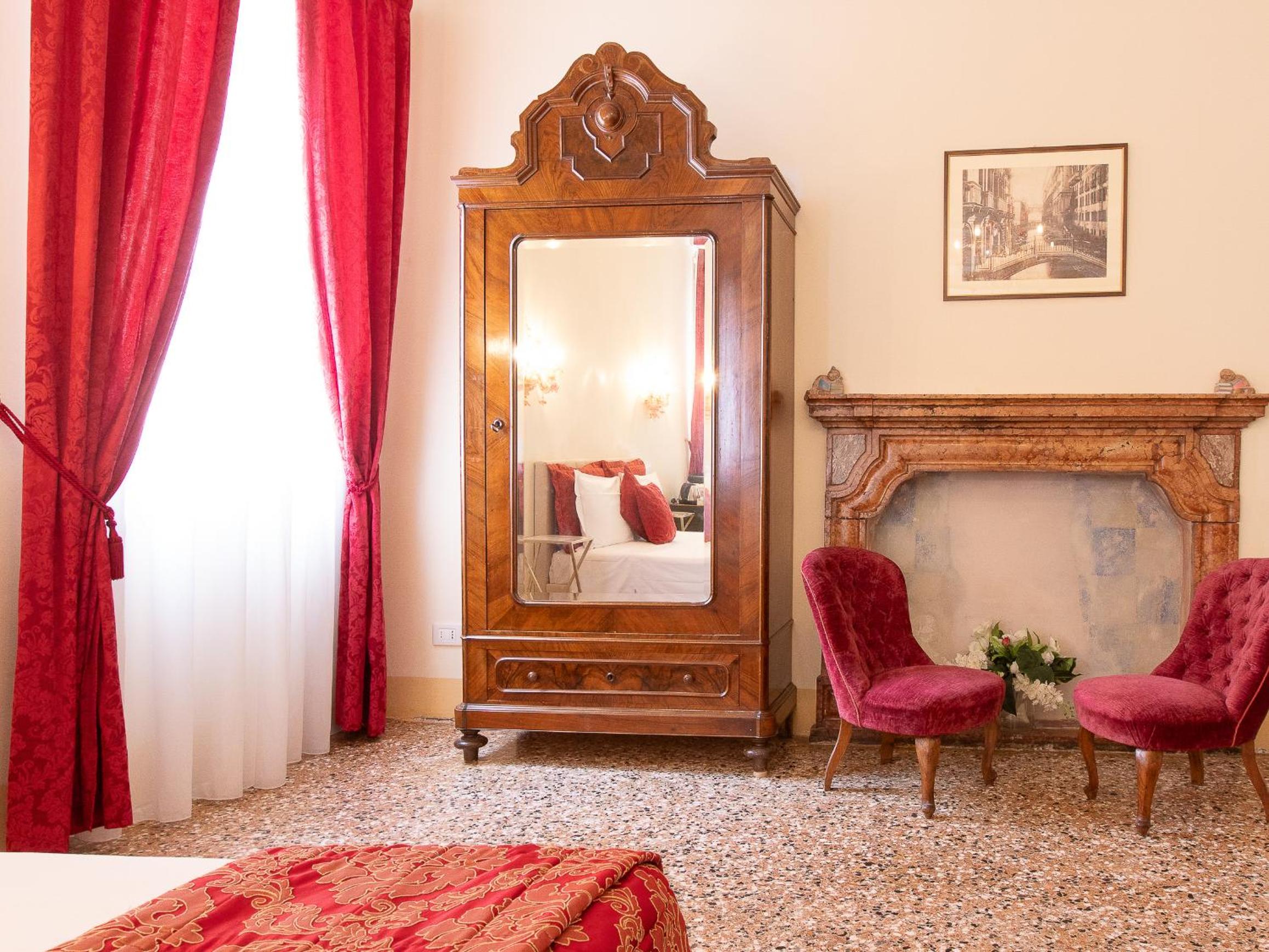 Palazzetto Pisani Grand Canal