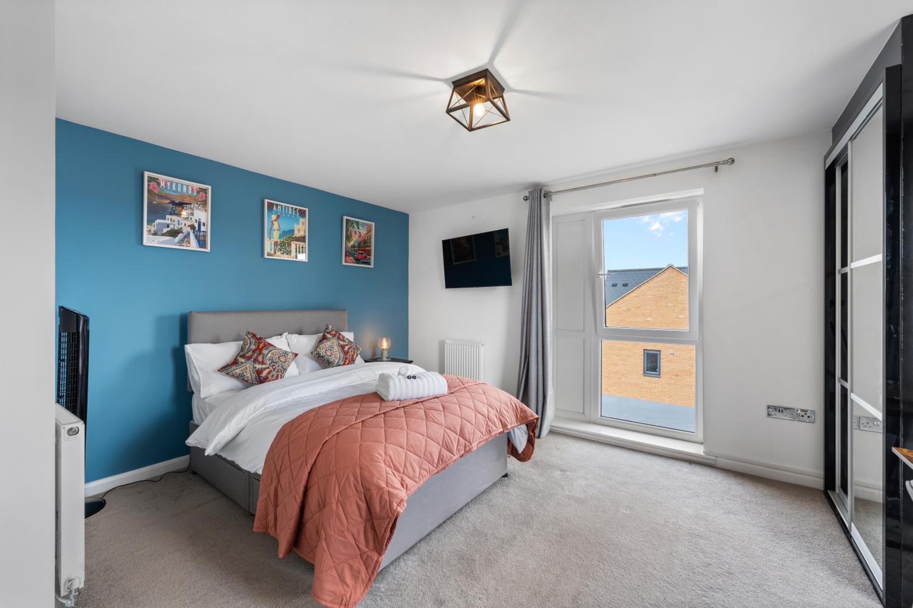 Elegant 4-Double Bedroom Townhouse, great for Holidays, Professionals and Contractors -The perfect stay away from home view 3
