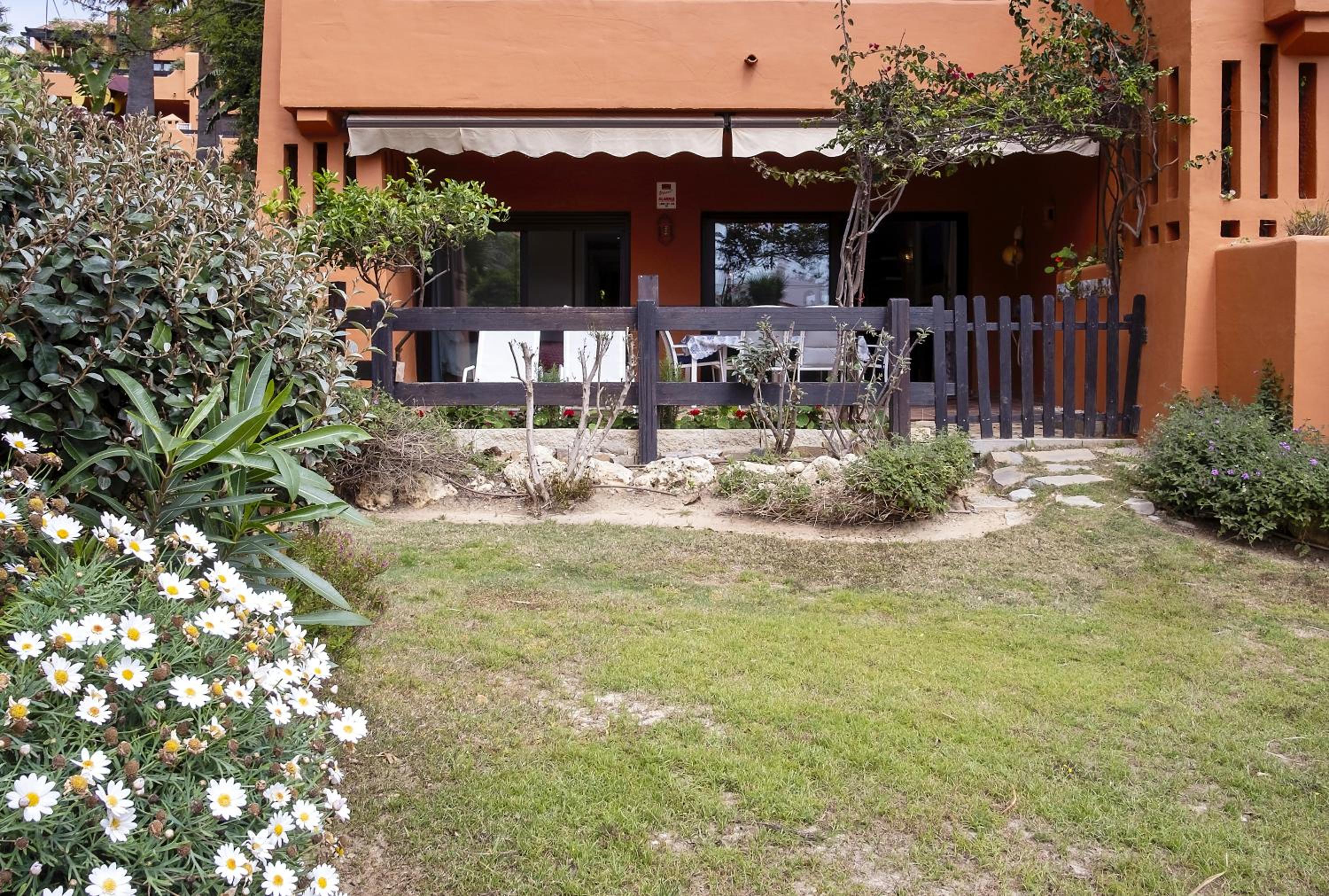 Bougainvillea Retreat, Espacioso Terraza & Parking photo 5