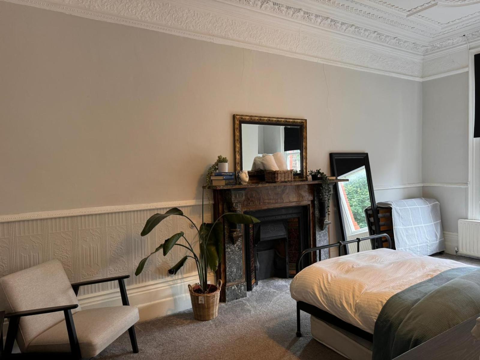 Deluxe Huge Detached House with Parking, sleeps up to 30 people, 2m from Liverpool City Centre view 3