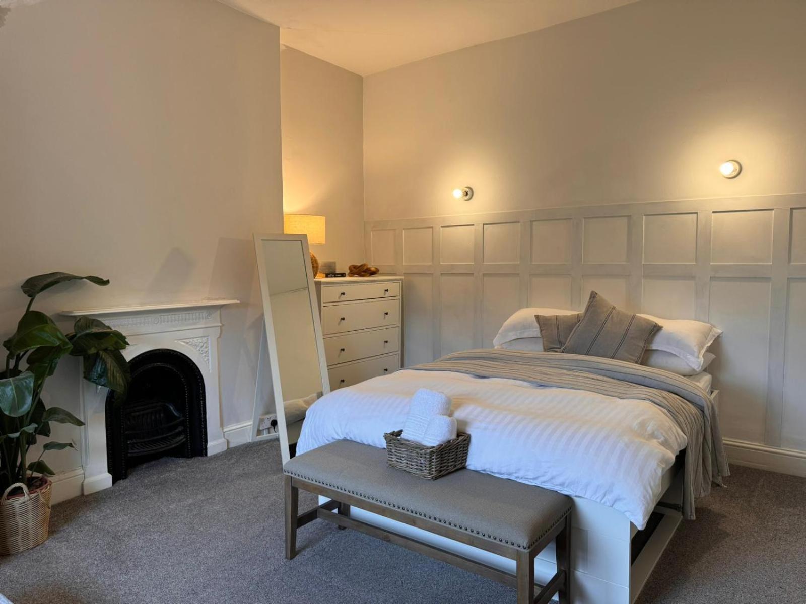Deluxe Huge Detached House with Parking, sleeps up to 30 people, 2m from Liverpool City Centre view 4