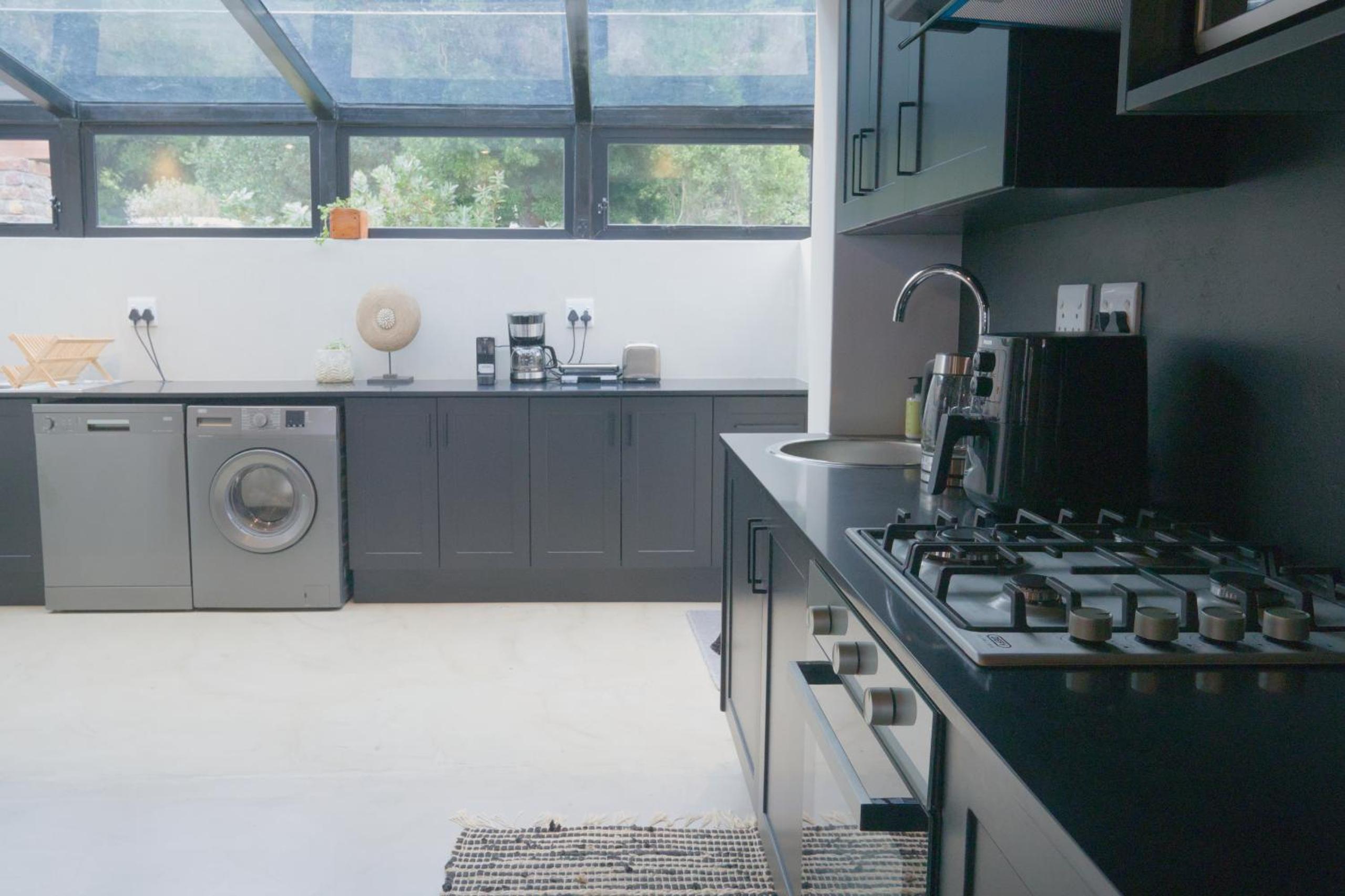 Cozy House & Studio with Sea and Mountain Views view 5