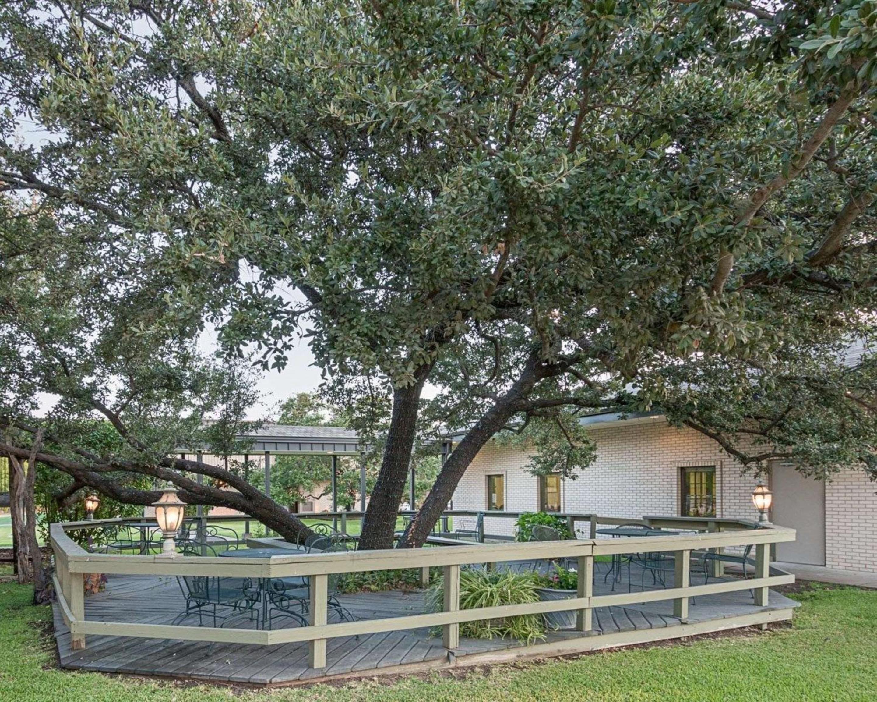 Corsicana Vacations - Quality Inn - Property Image 2
