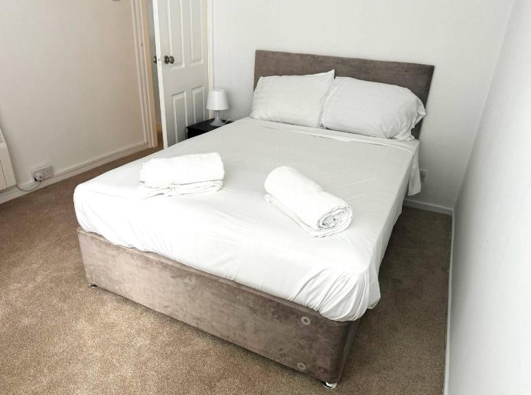 Calderstones apartment with parking view 3