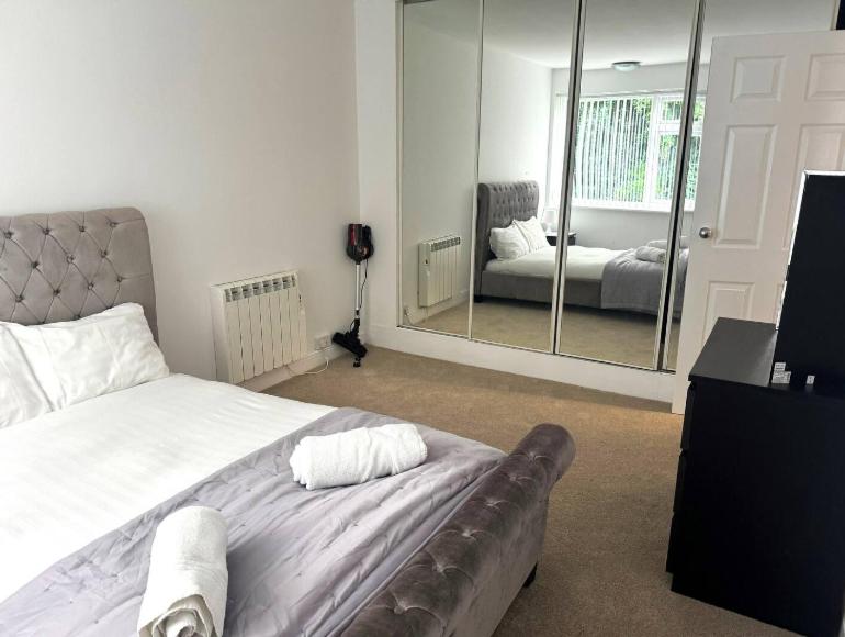 Calderstones apartment with parking view 4