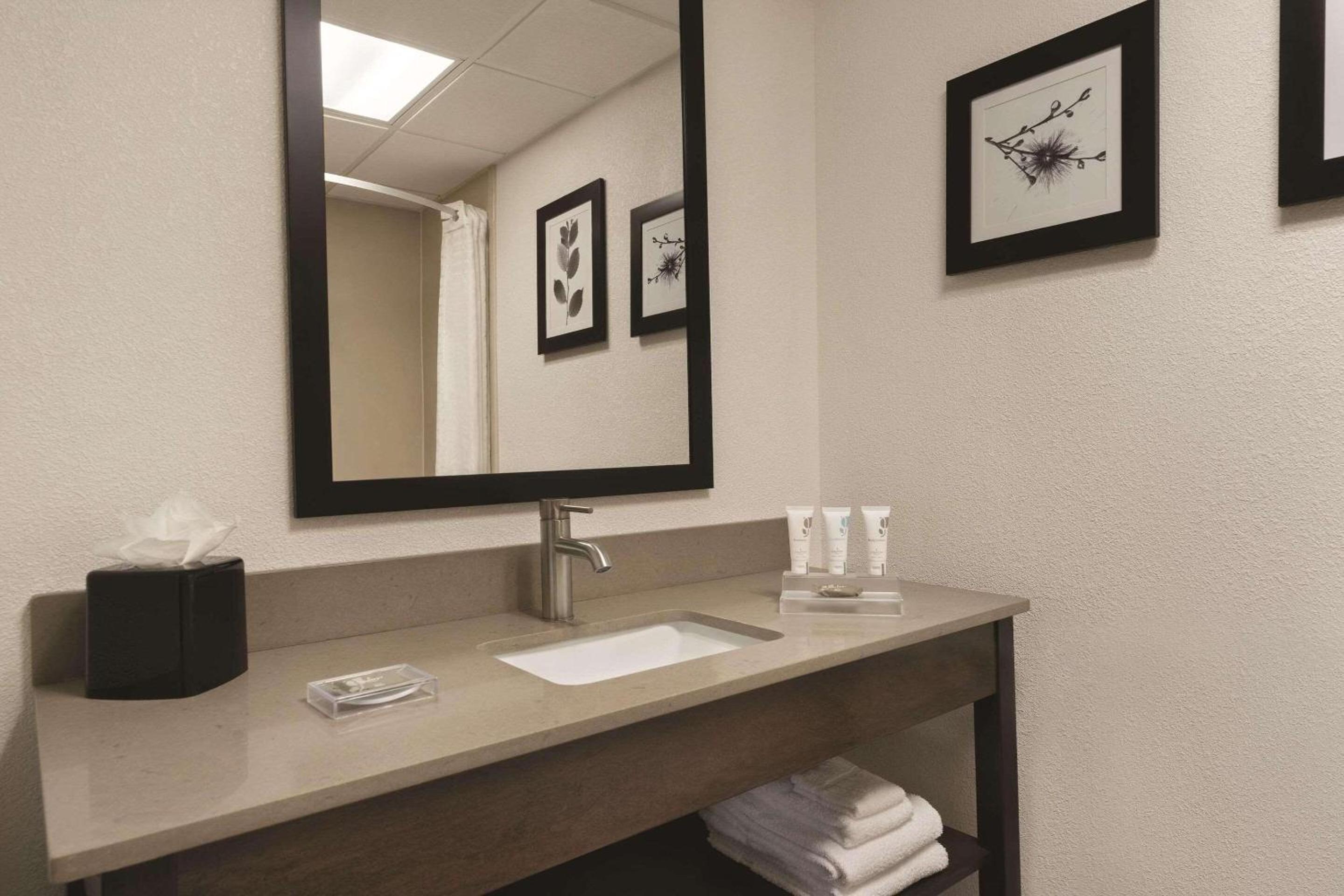 Country Inn Suites by Radisson Raleigh-Durham Airport NC - Property Image 35