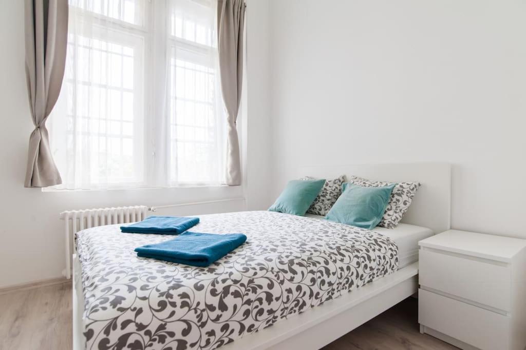 New ultra-central design apartment view 3