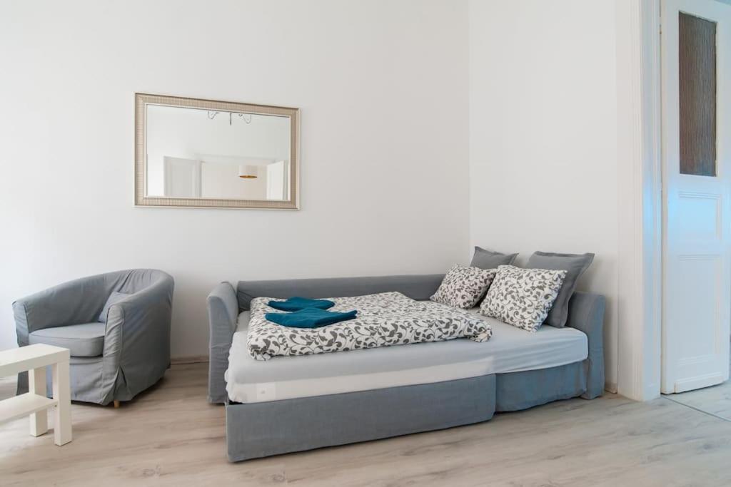 New ultra-central design apartment view 5
