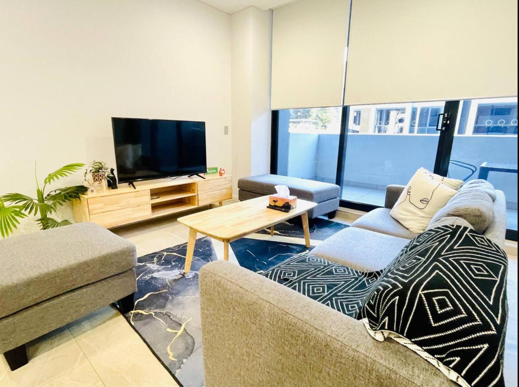 Olympic Park 3 Bedroom condo with Parking Pool Gym