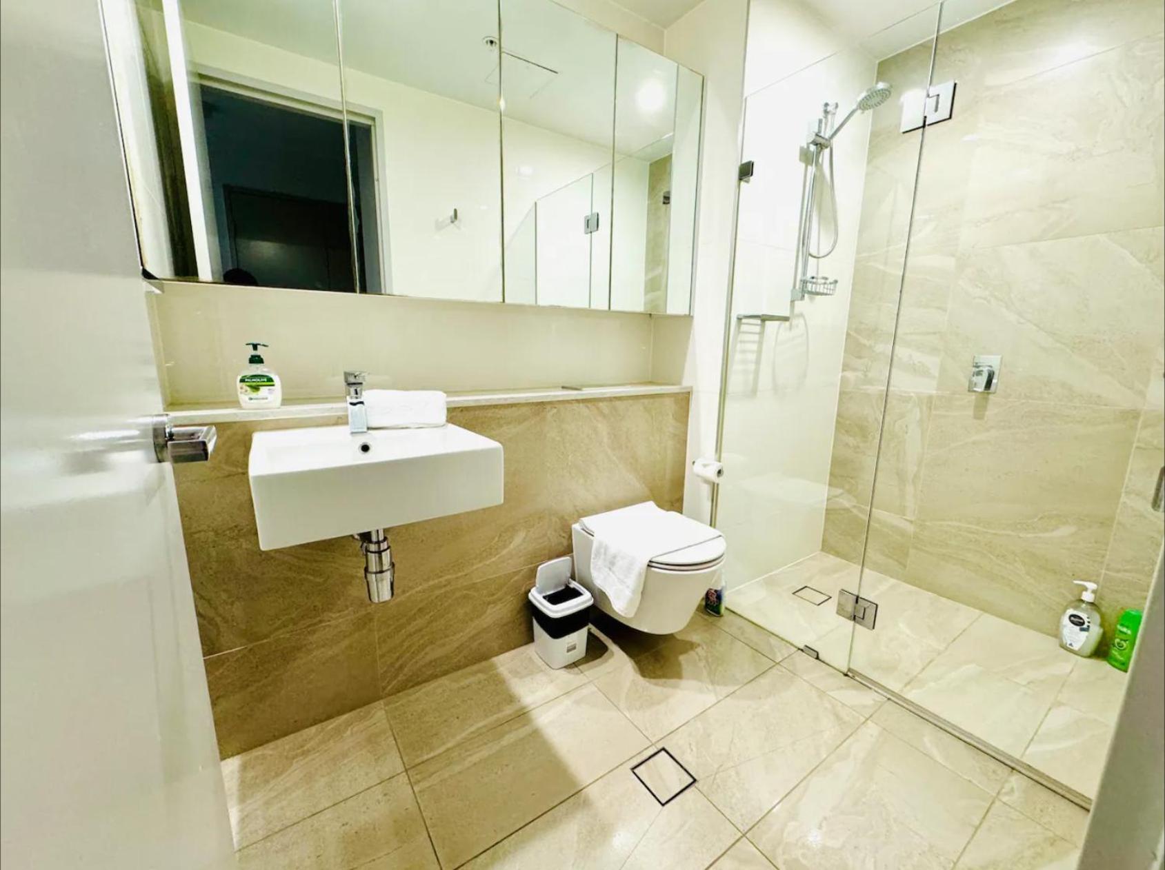 Olympic Park 3 Bedroom condo with Parking Pool Gym