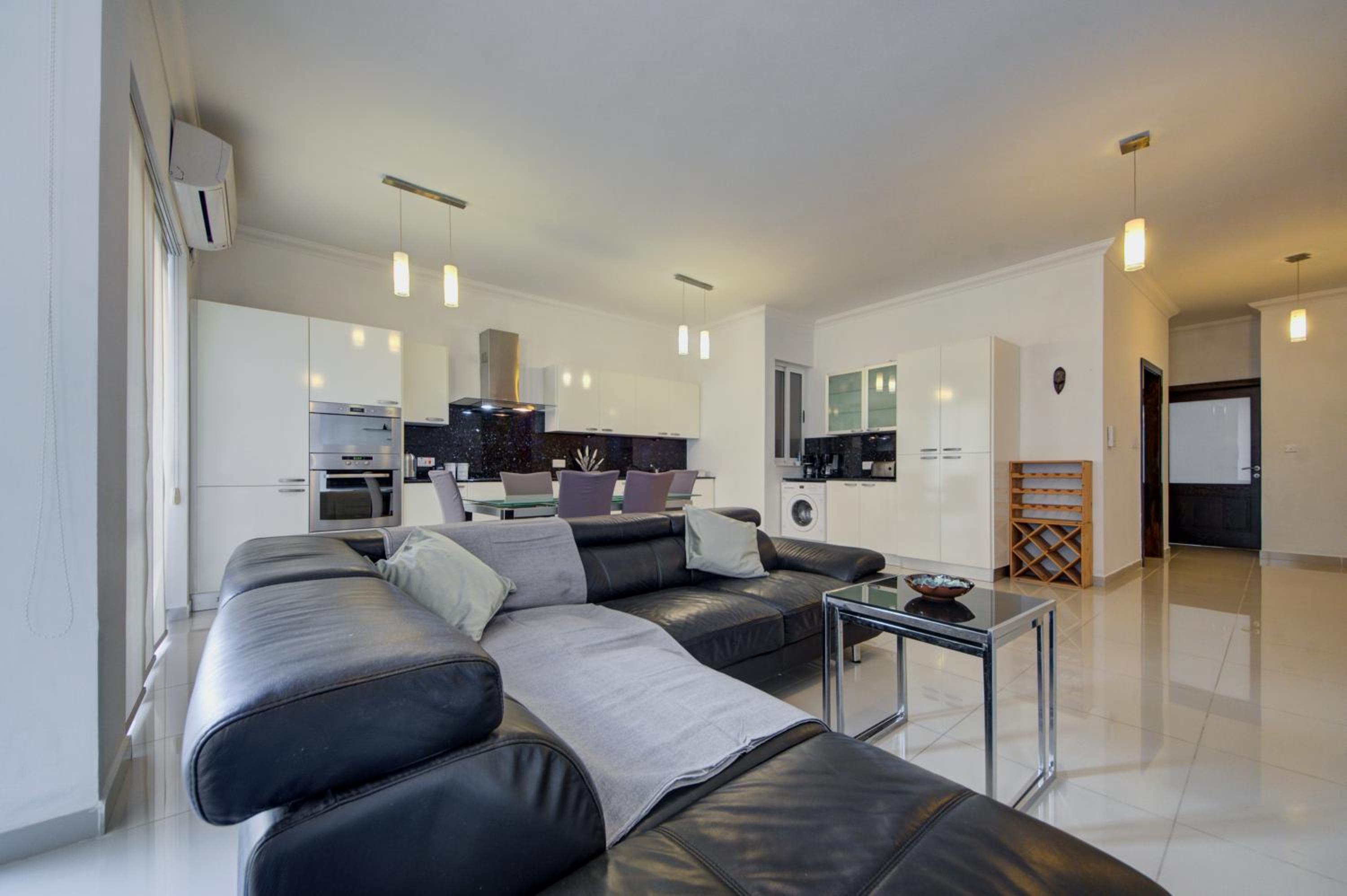 Modern 2BR home with balcony & WIFI in St Julians by 360 Estates photo 5