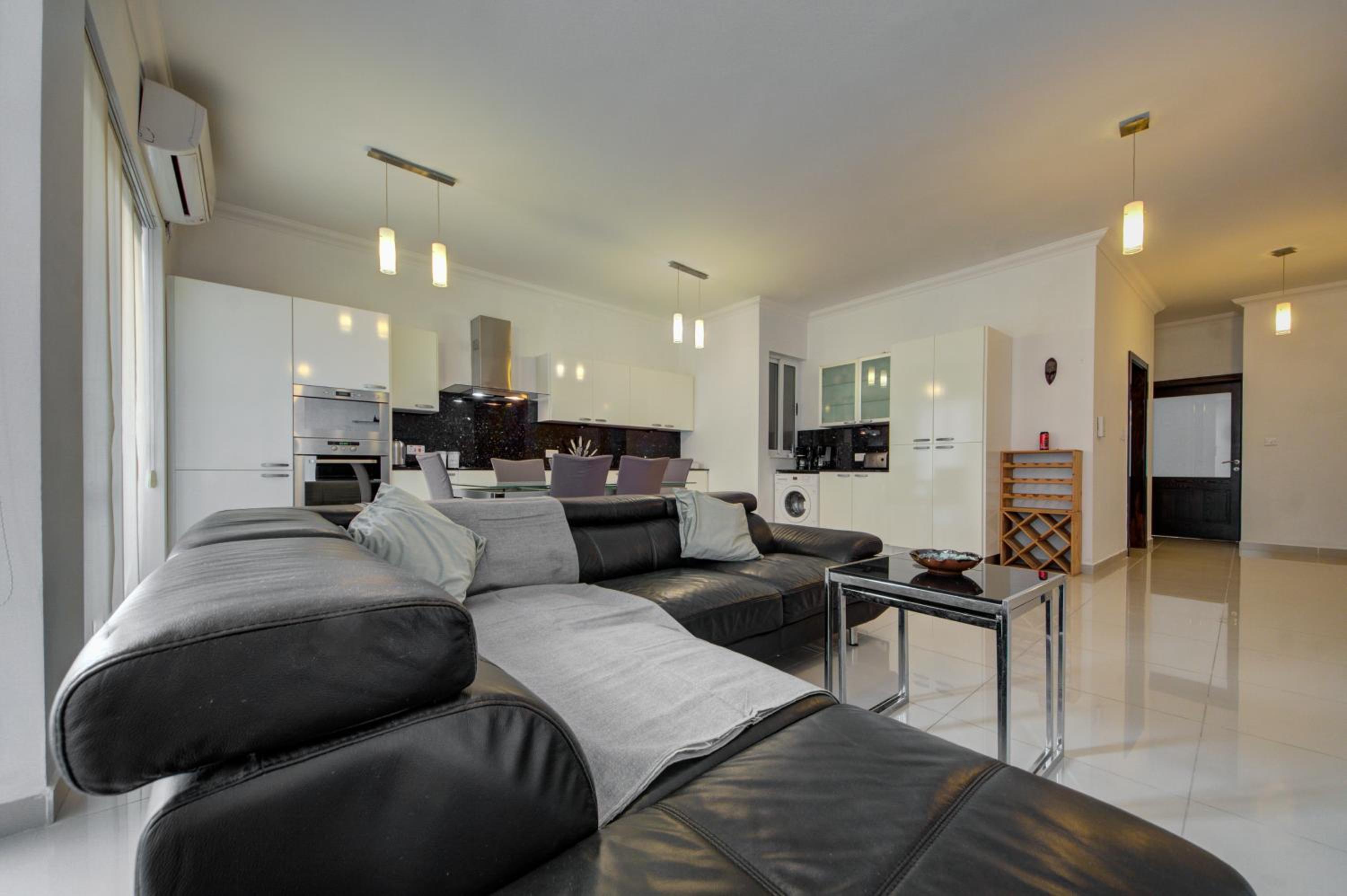 Modern 2BR home with balcony & WIFI in St Julians by 360 Estates — St Julian's
