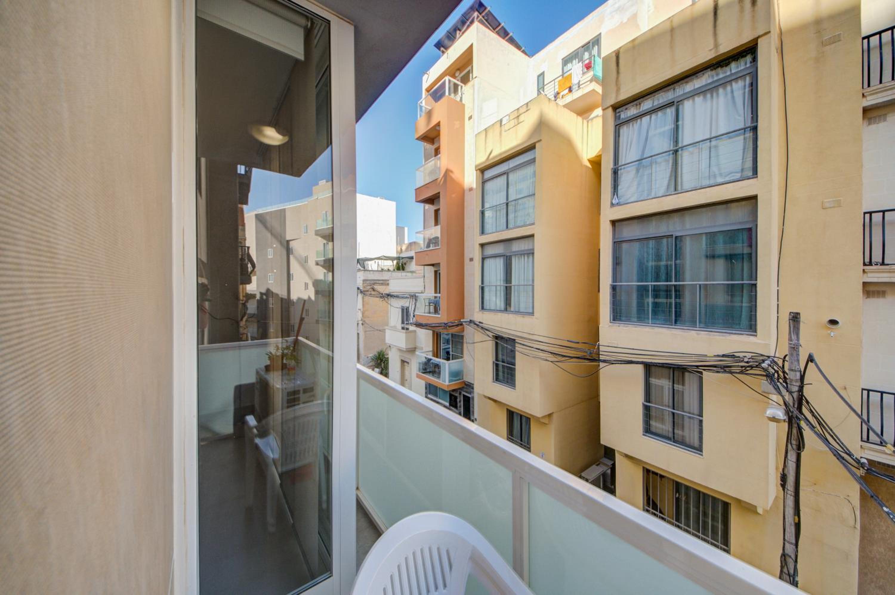 Modern 2BR home with balcony & WIFI in St Julians by 360 Estates photo 3