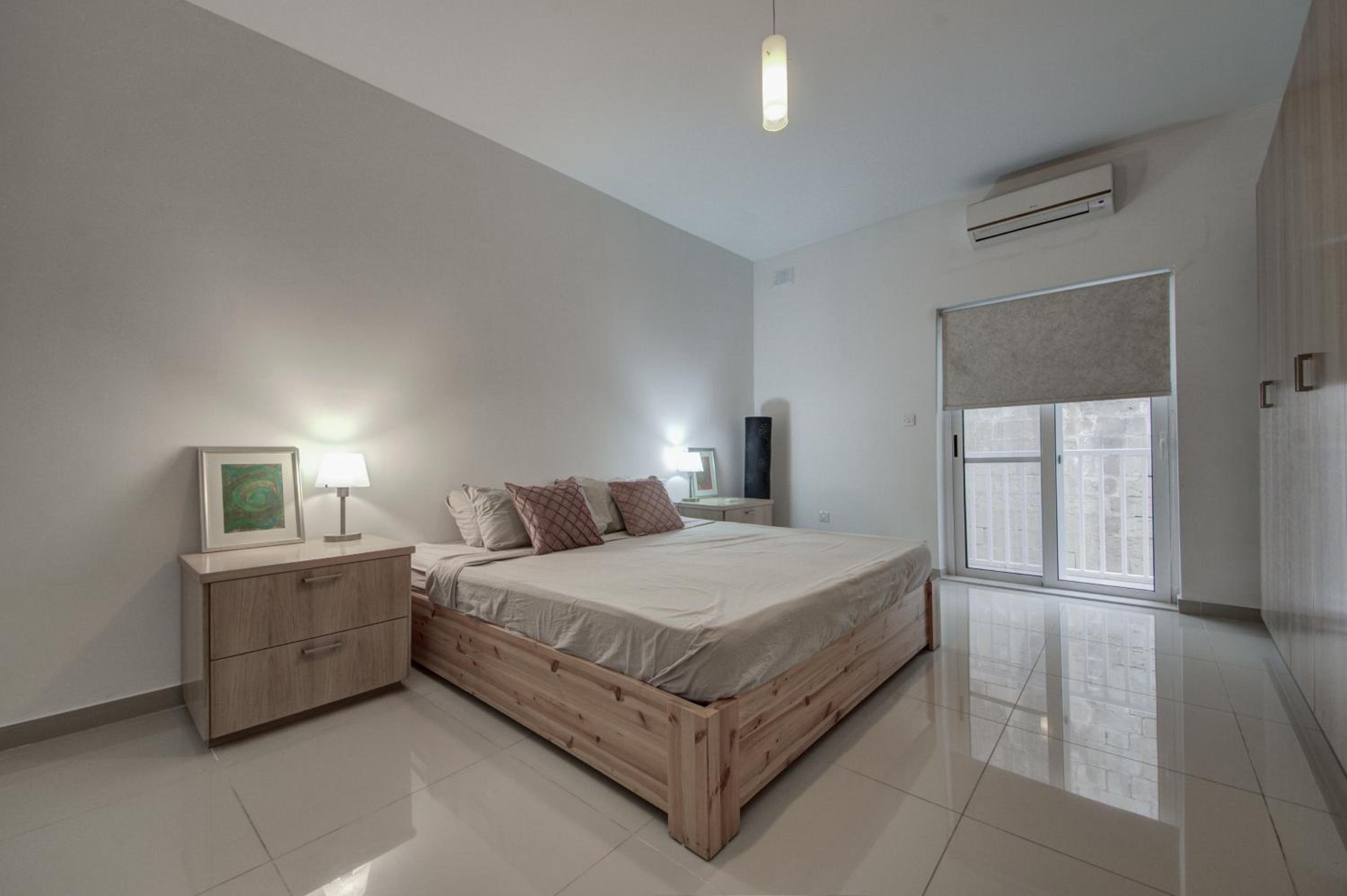 Modern 2BR home with balcony & WIFI in St Julians by 360 Estates photo 3
