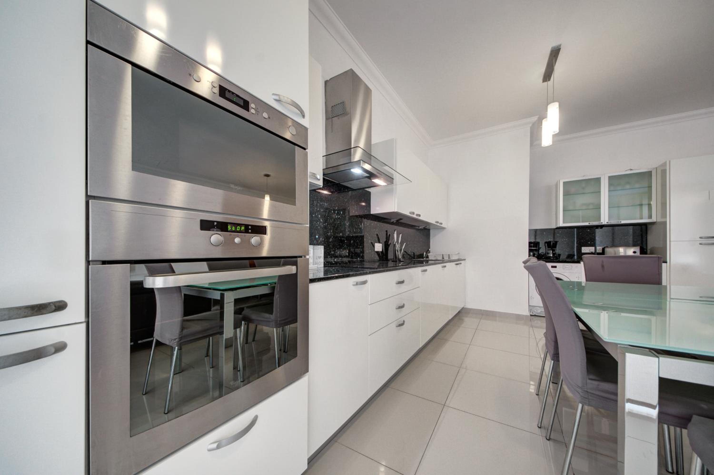 Modern 2BR home with balcony & WIFI in St Julians by 360 Estates photo 2