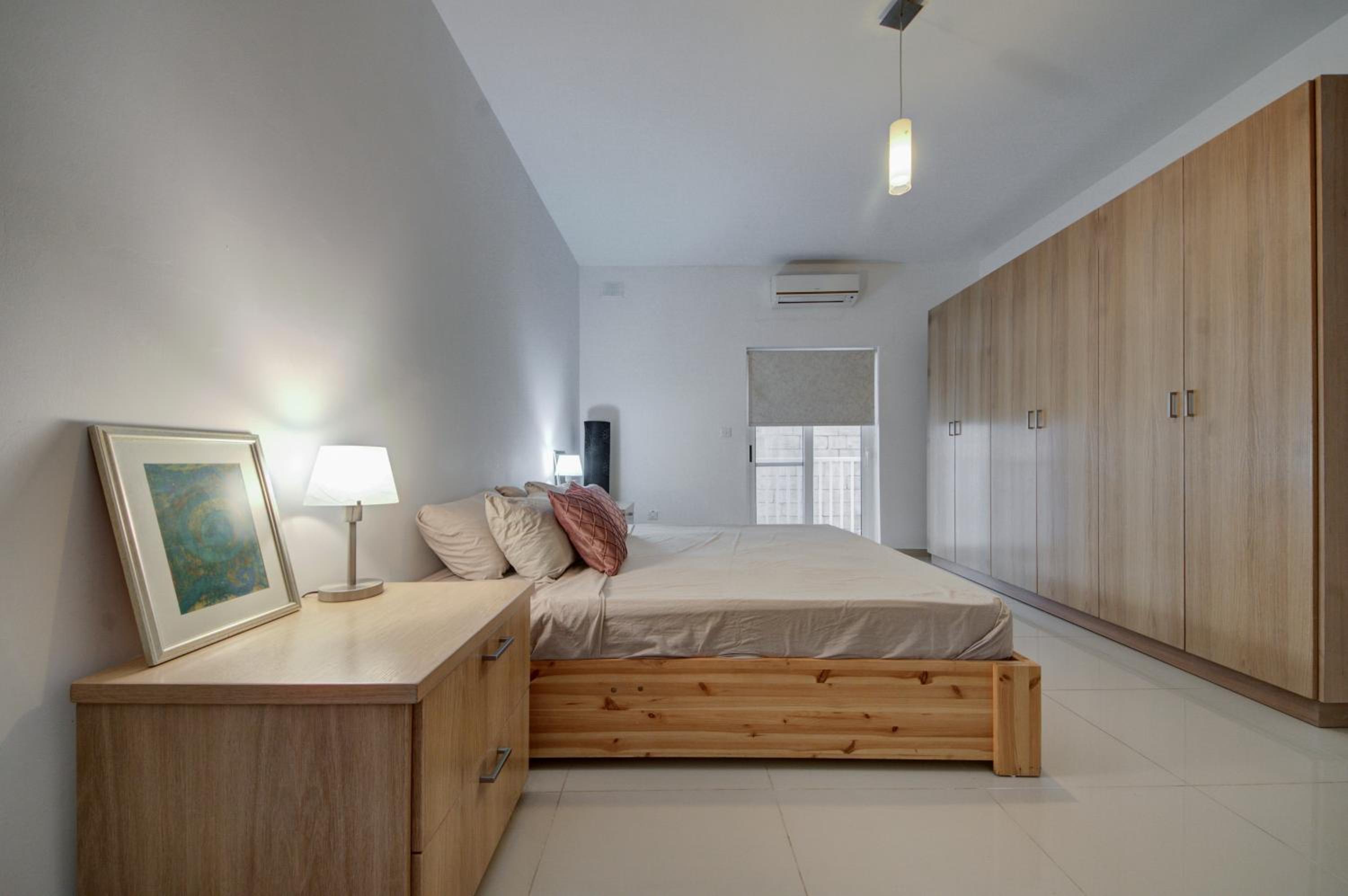 Modern 2BR home with balcony & WIFI in St Julians by 360 Estates photo 4