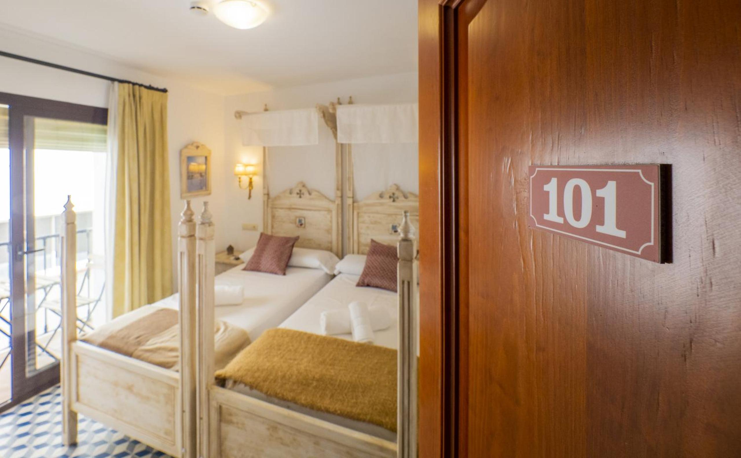 Cubo's Hostal La Plaza Room 101 with Breakfast view 4