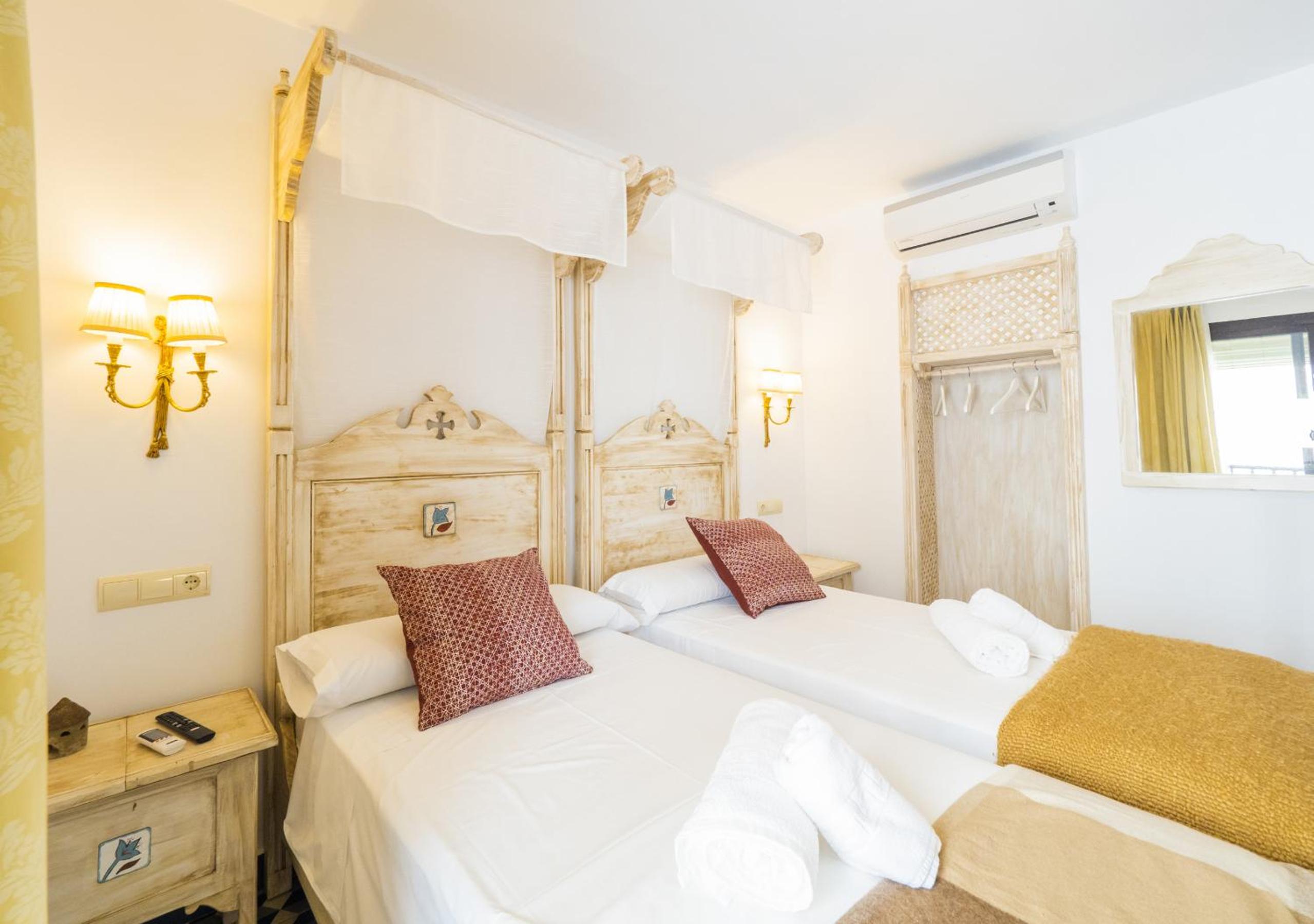 Cubo's Hostal La Plaza Room 101 with Breakfast view 5