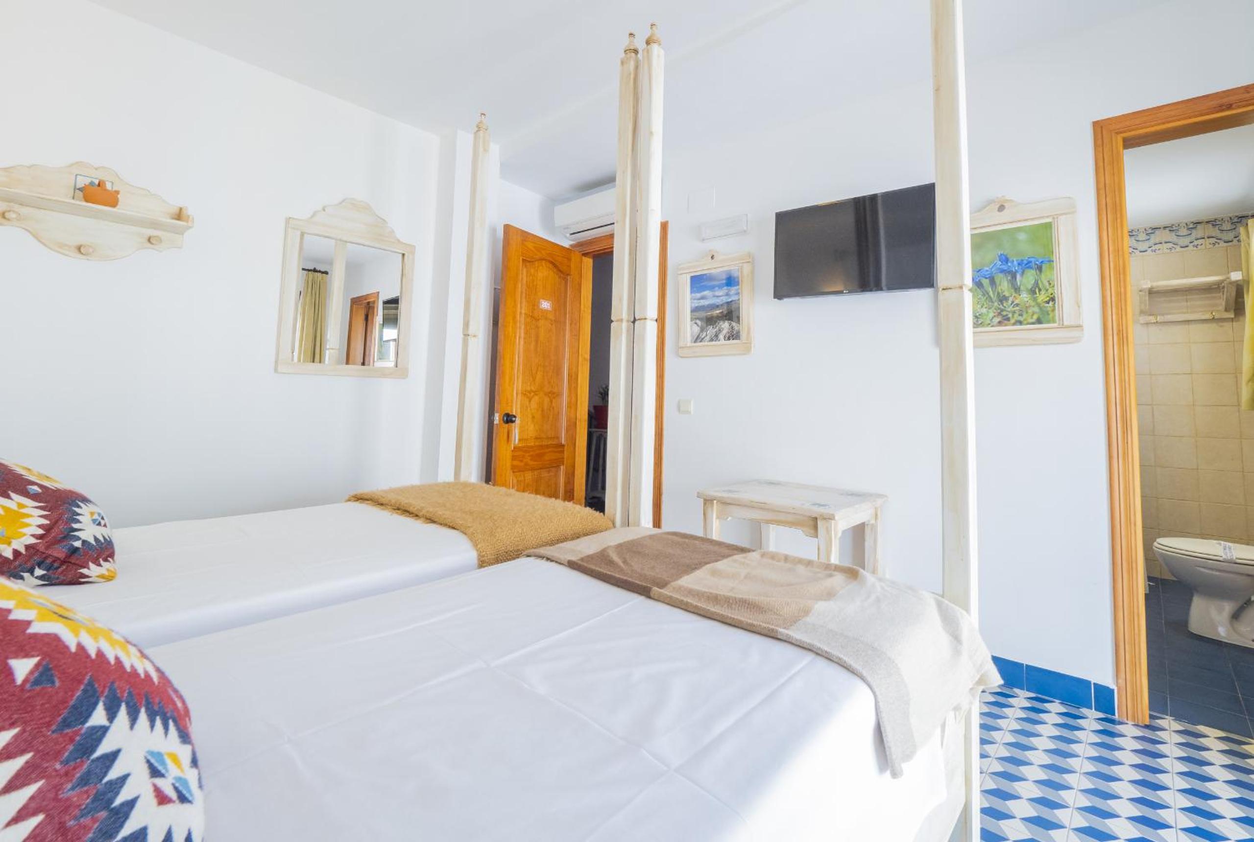 Cubo's Hostal La Plaza Room 201 with Breakfast view 4