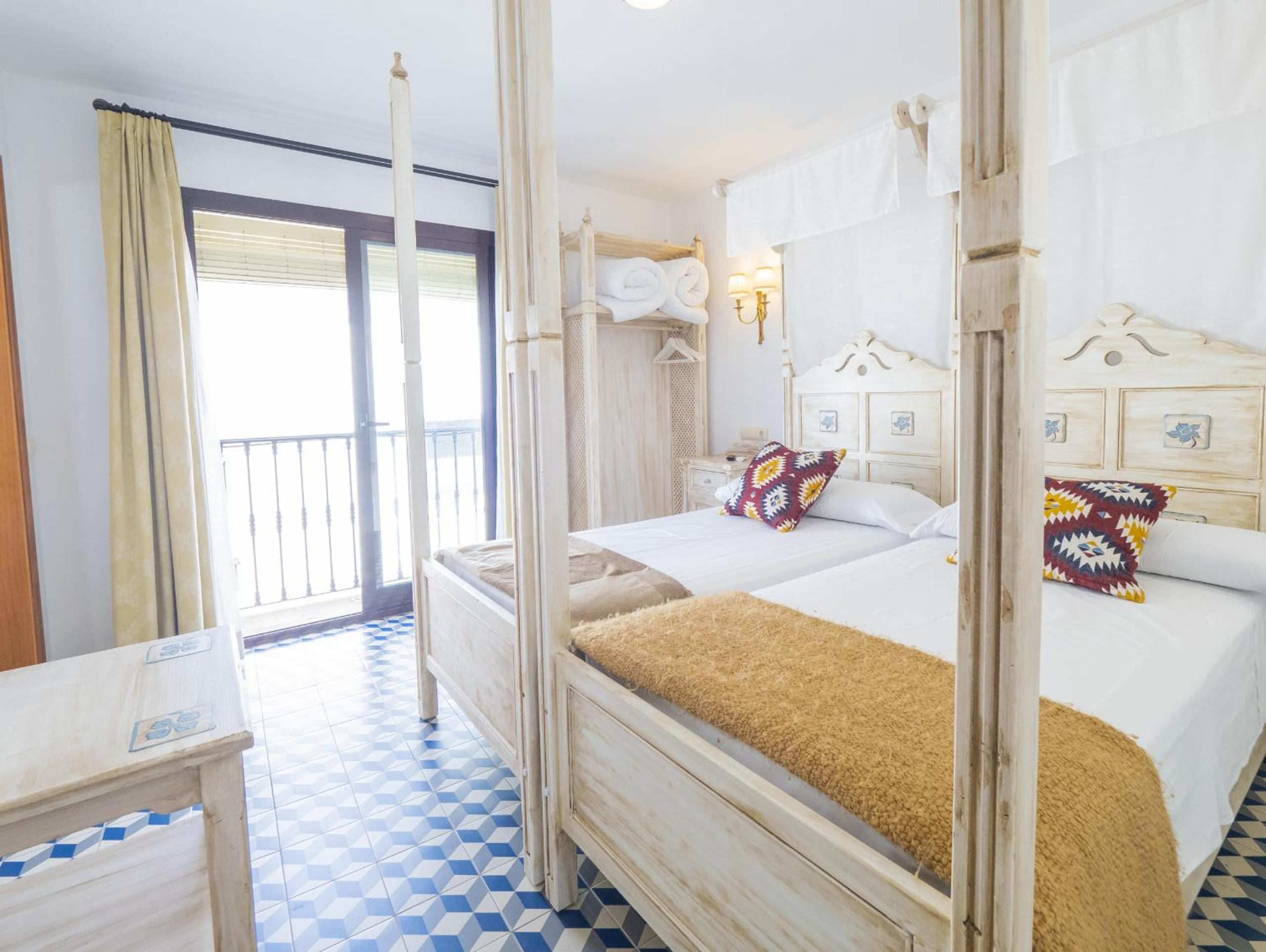Cubo's Hostal La Plaza Room 201 with Breakfast view 2