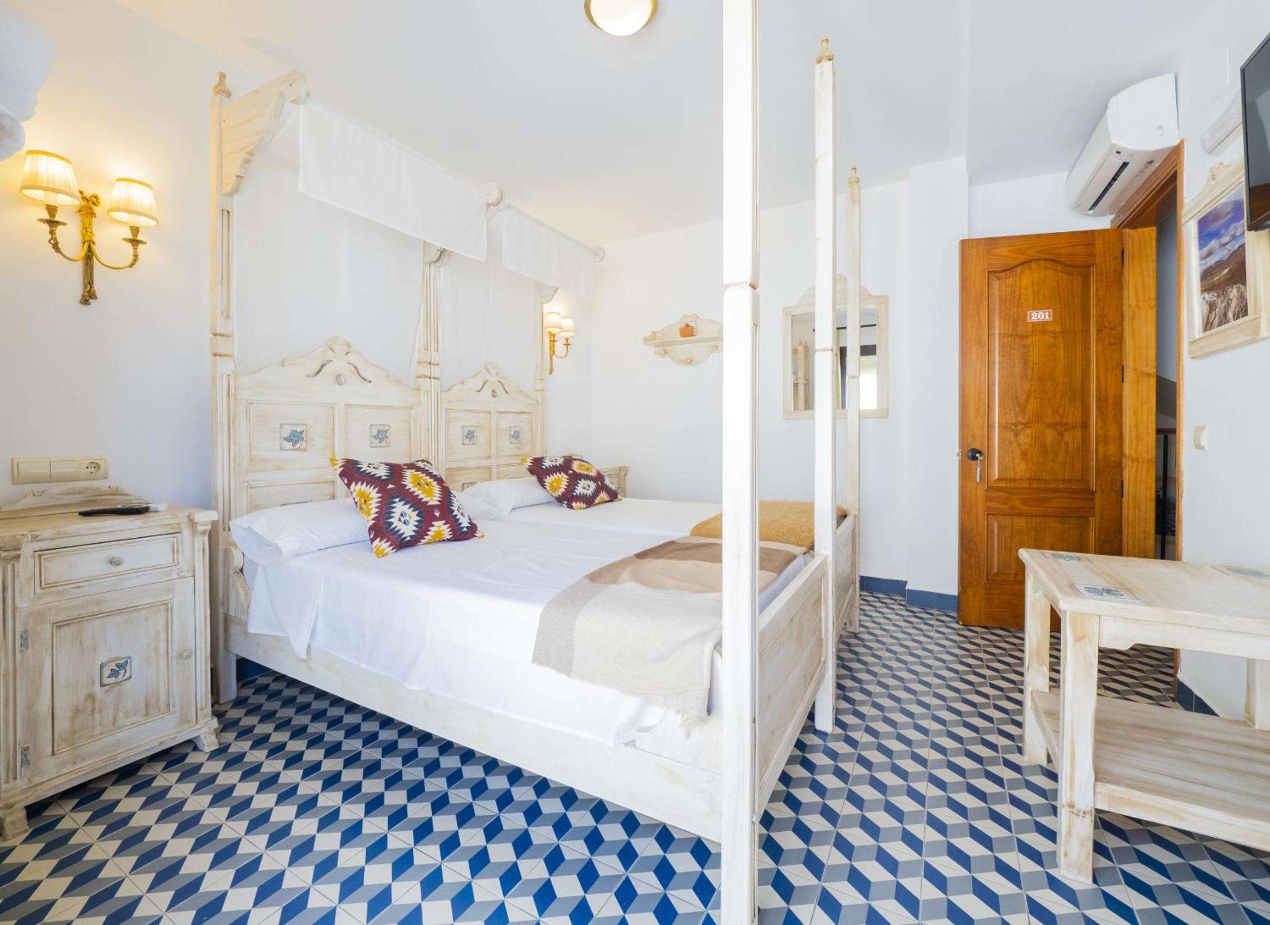 Cubo's Hostal La Plaza Room 201 with Breakfast view 3