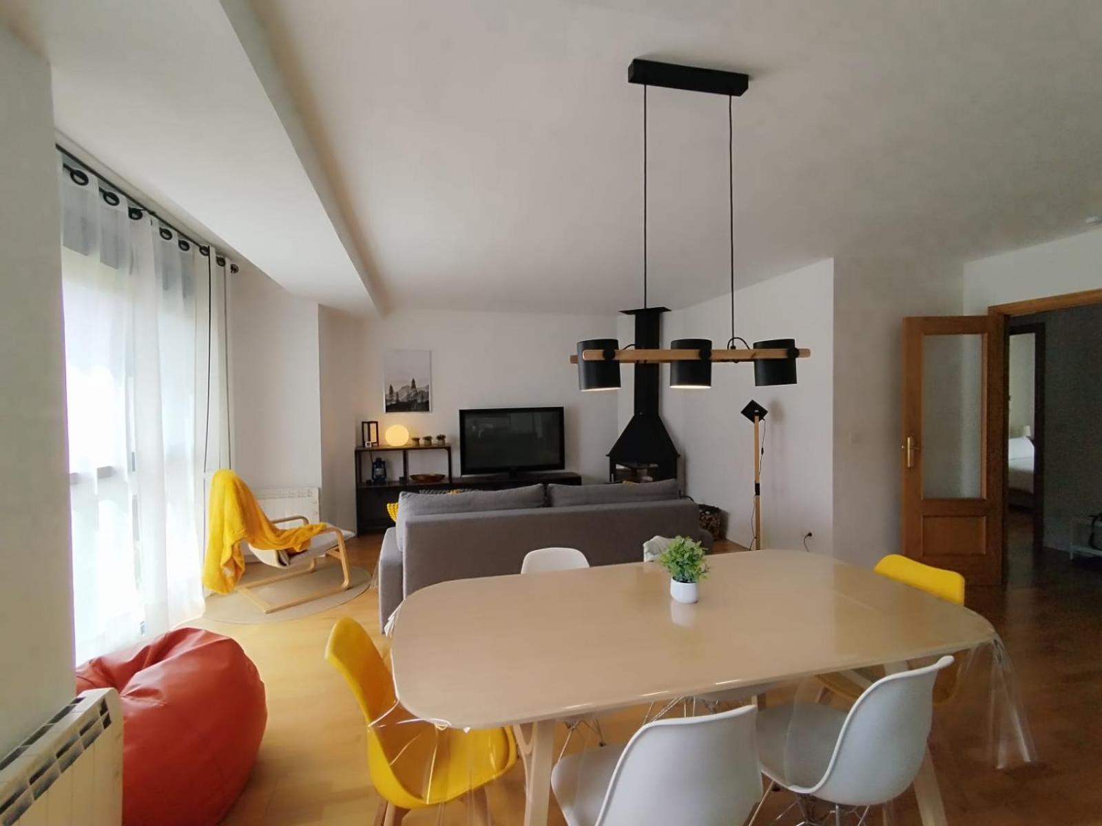 Ventanal de Saras Petfriendly Garaje Trastero y Chimenea - Arafita Apartamentos