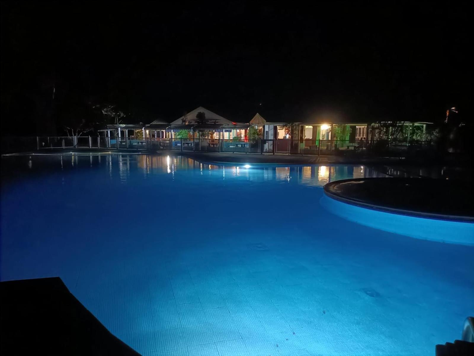 Studio avec jardin et piscine view 3