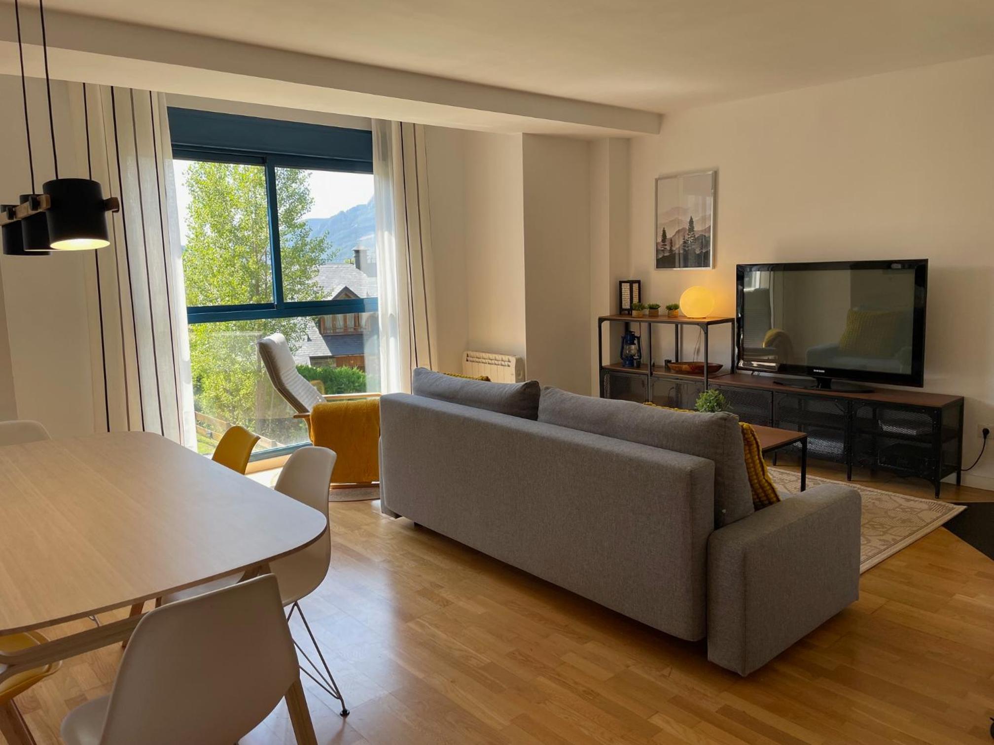 Ventanal de Saras Petfriendly Garaje Trastero y Chimenea - Arafita Apartamentos