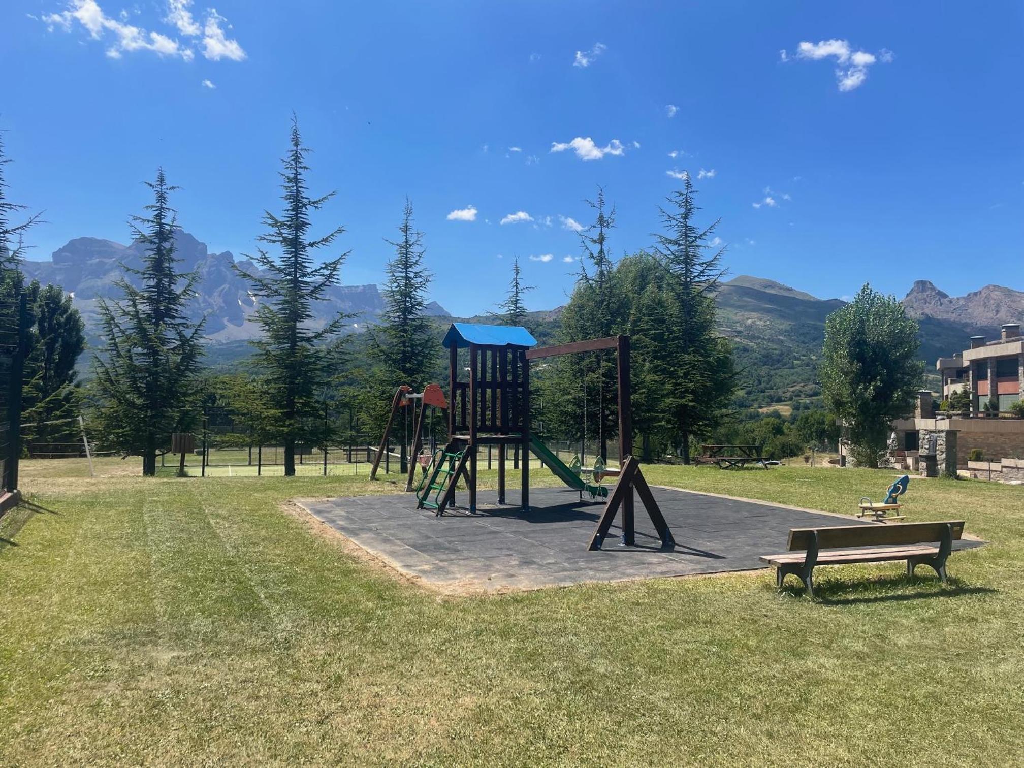 Ventanal de Saras Petfriendly Garaje Trastero y Chimenea - Arafita Apartamentos