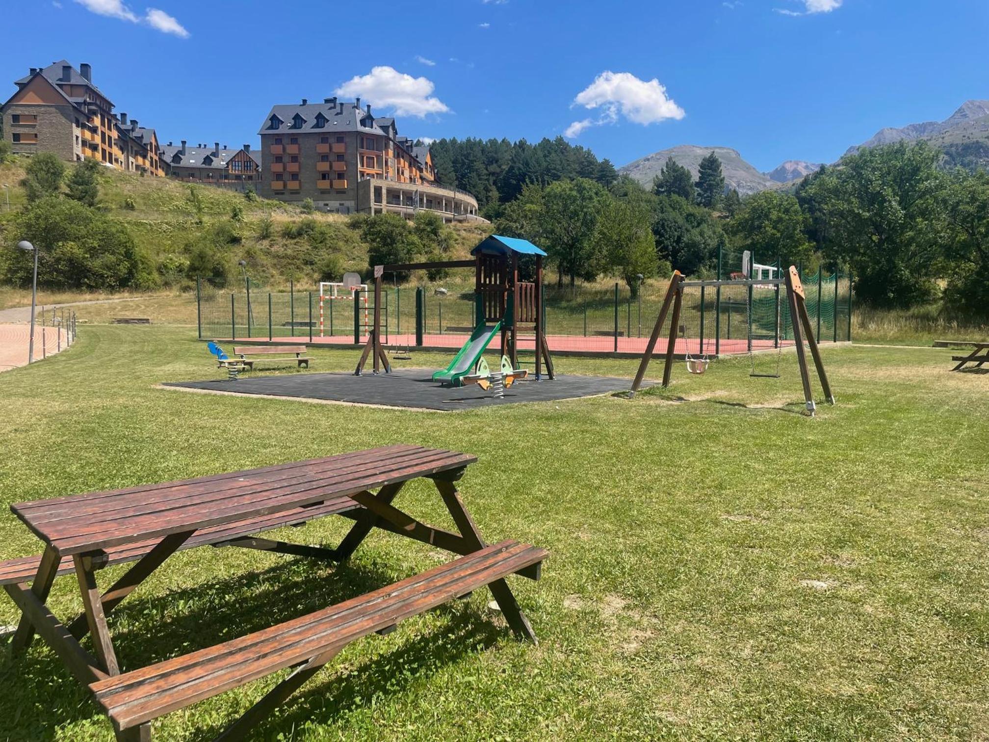 Ventanal de Saras Petfriendly Garaje Trastero y Chimenea - Arafita Apartamentos