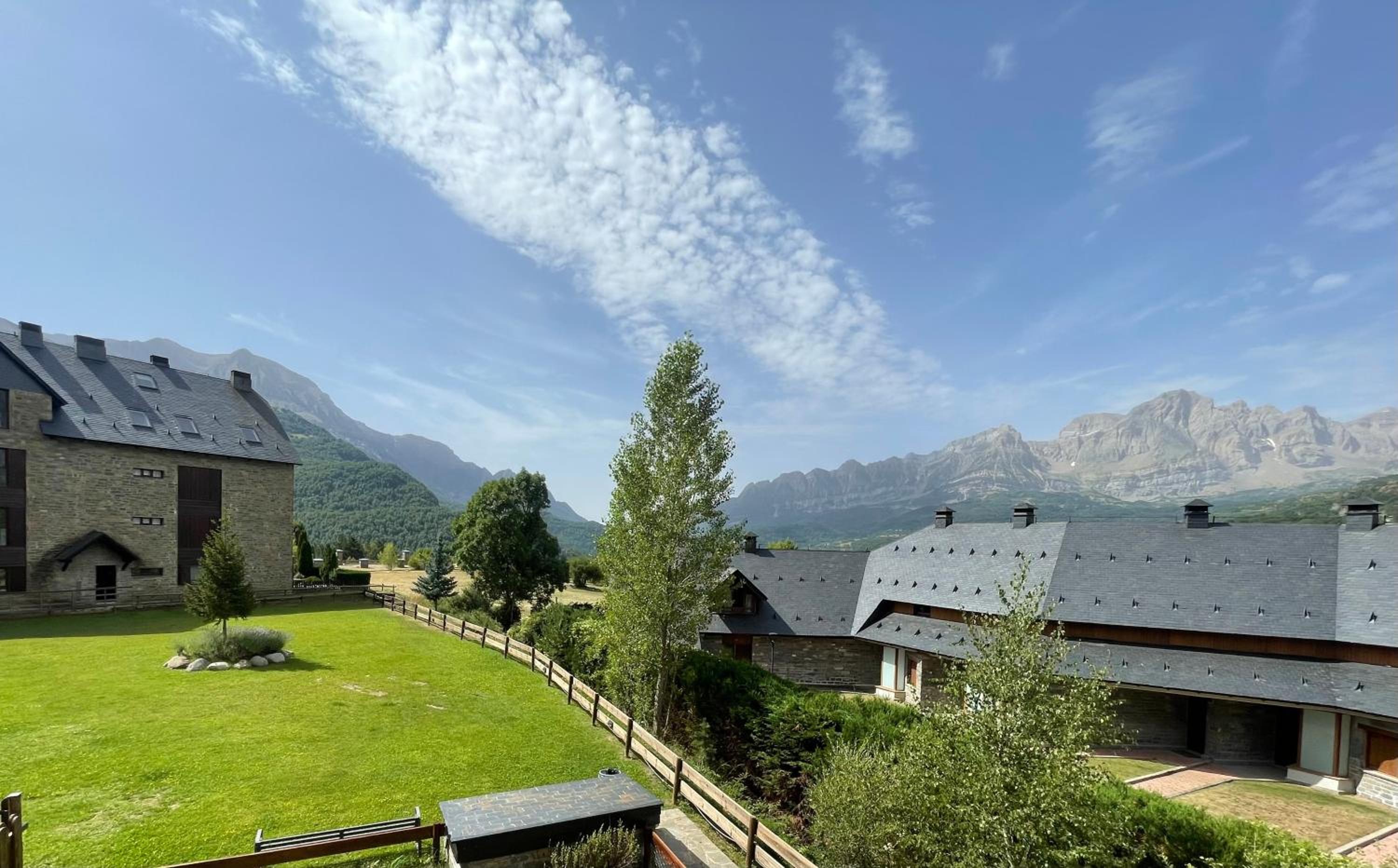 Ventanal de Saras Petfriendly Garaje Trastero y Chimenea - Arafita Apartamentos