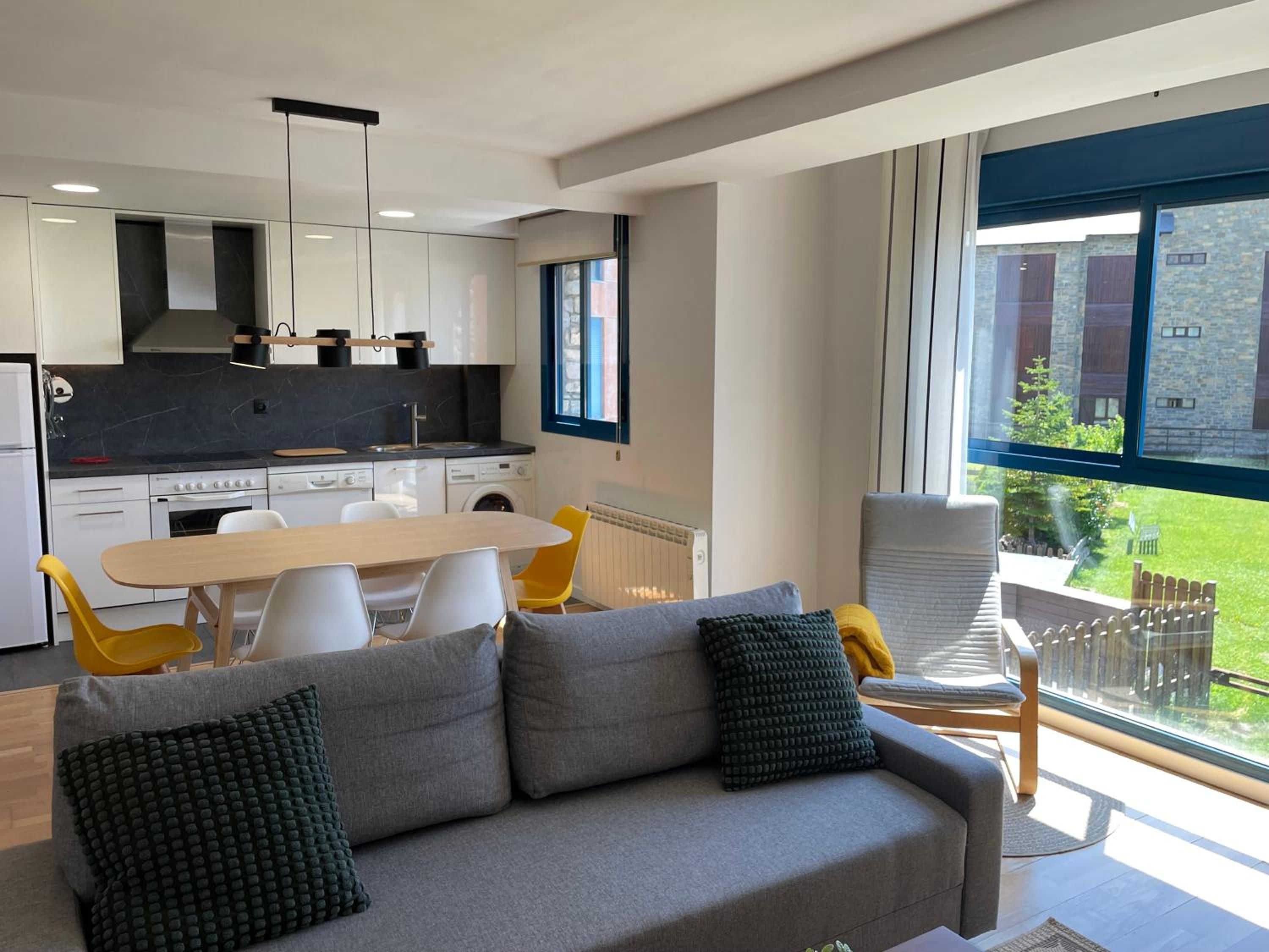 Ventanal de Saras Petfriendly Garaje Trastero y Chimenea - Arafita Apartamentos