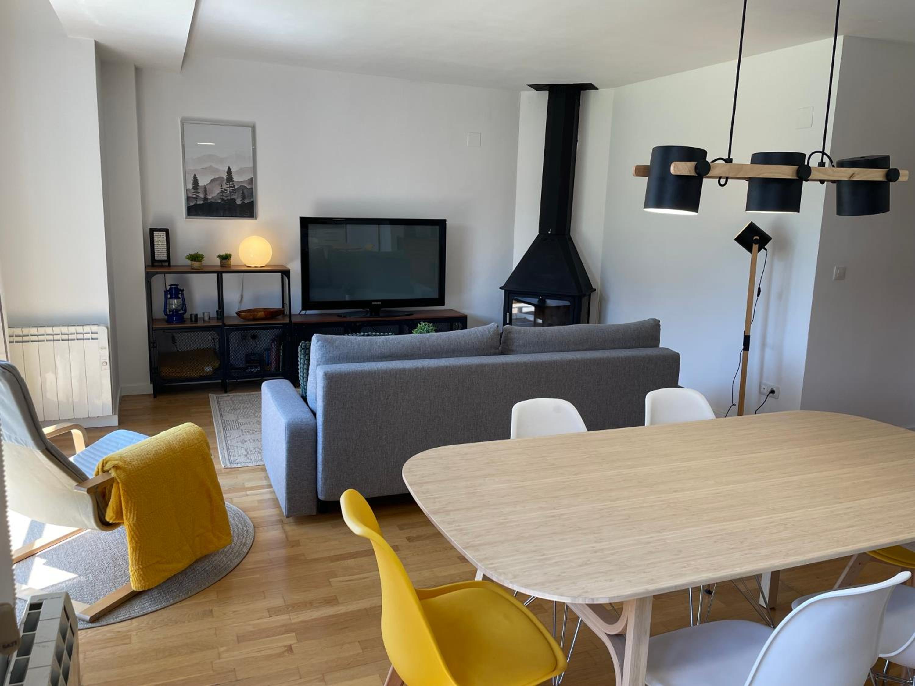 Ventanal de Saras Petfriendly Garaje Trastero y Chimenea - Arafita Apartamentos
