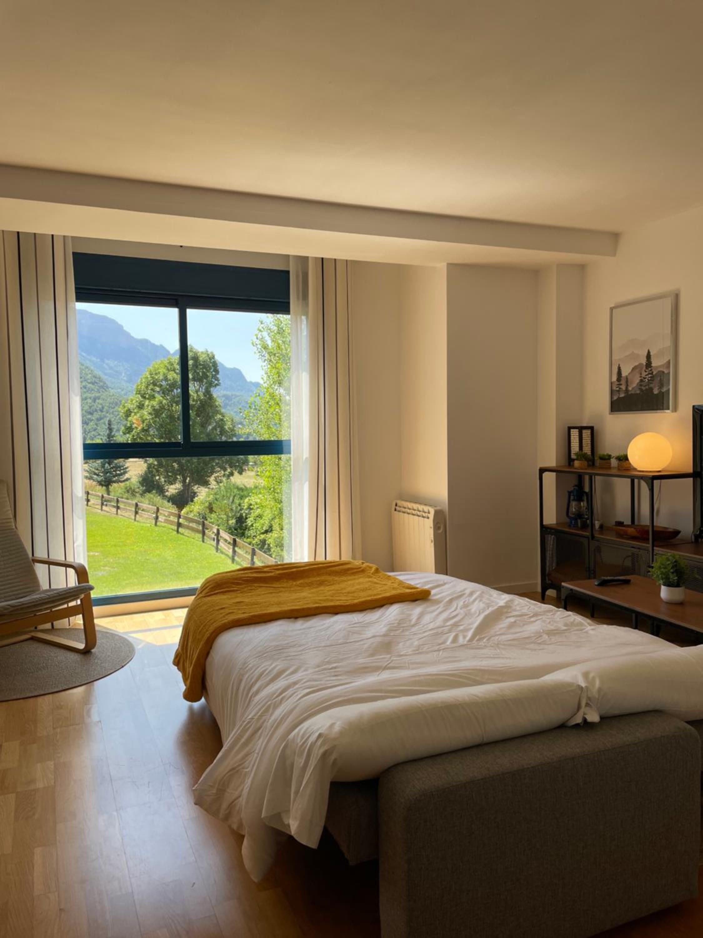 Ventanal de Saras Petfriendly Garaje Trastero y Chimenea - Arafita Apartamentos