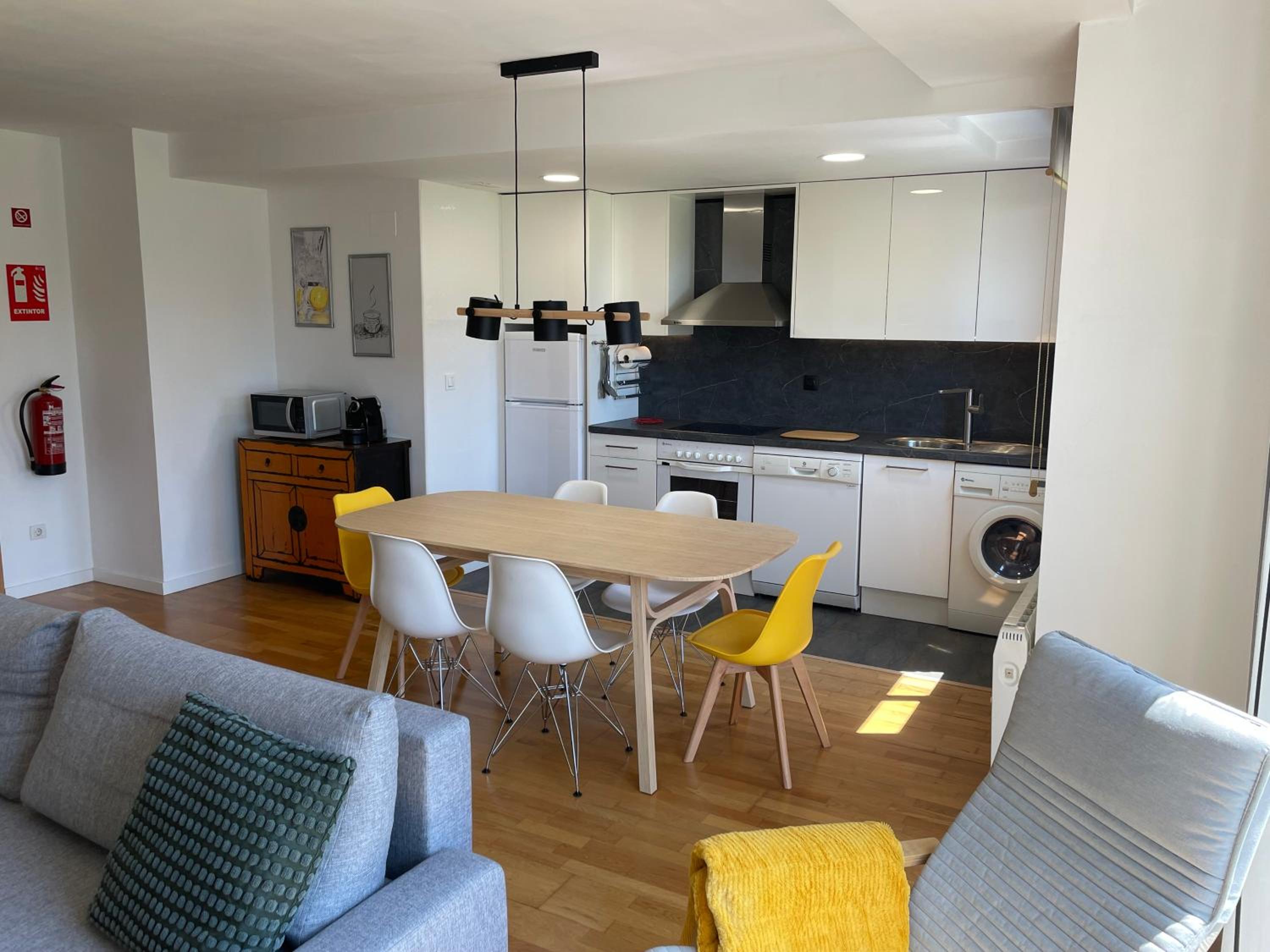 Ventanal de Saras Petfriendly Garaje Trastero y Chimenea - Arafita Apartamentos