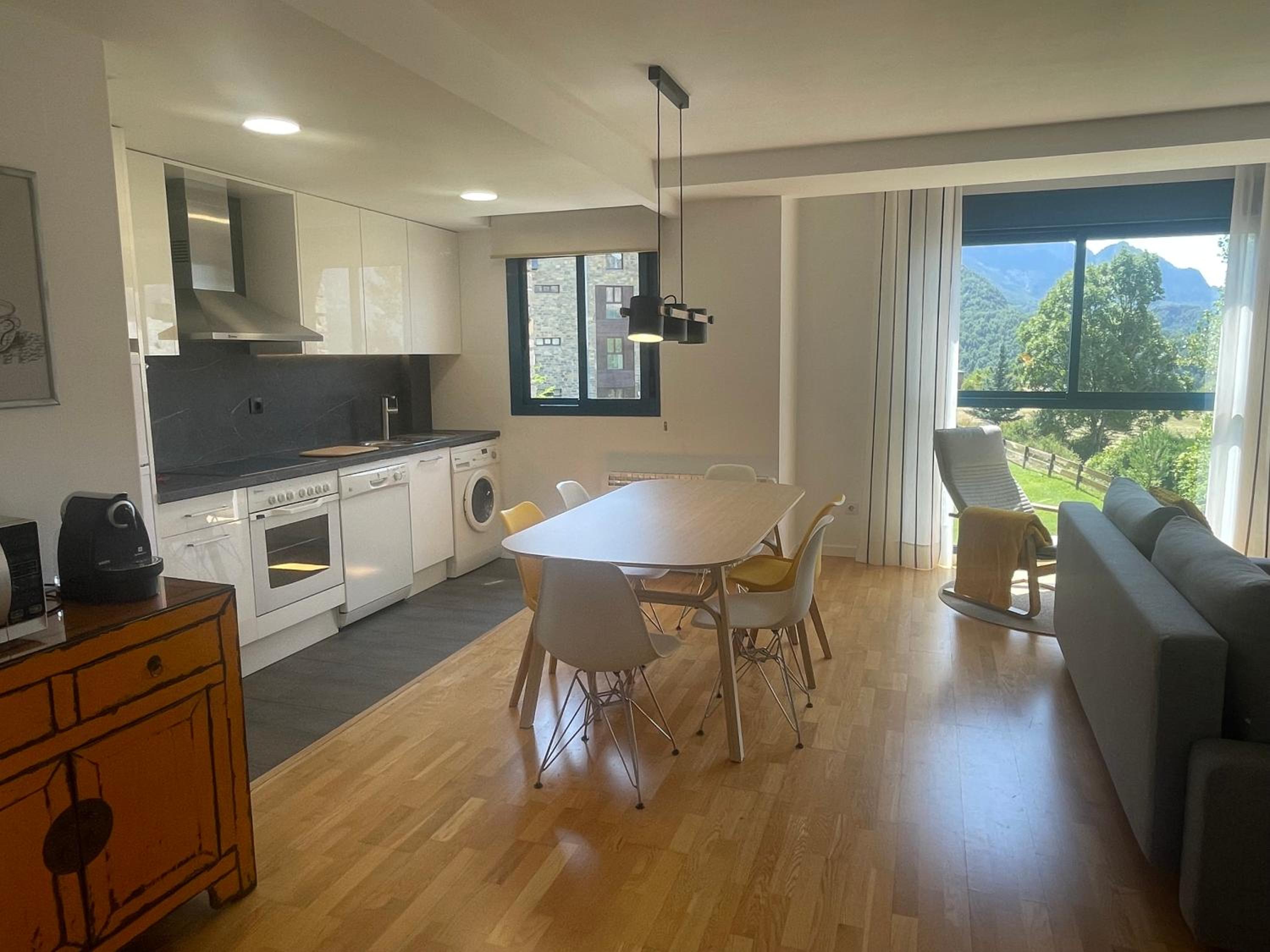 Ventanal de Saras Petfriendly Garaje Trastero y Chimenea - Arafita Apartamentos