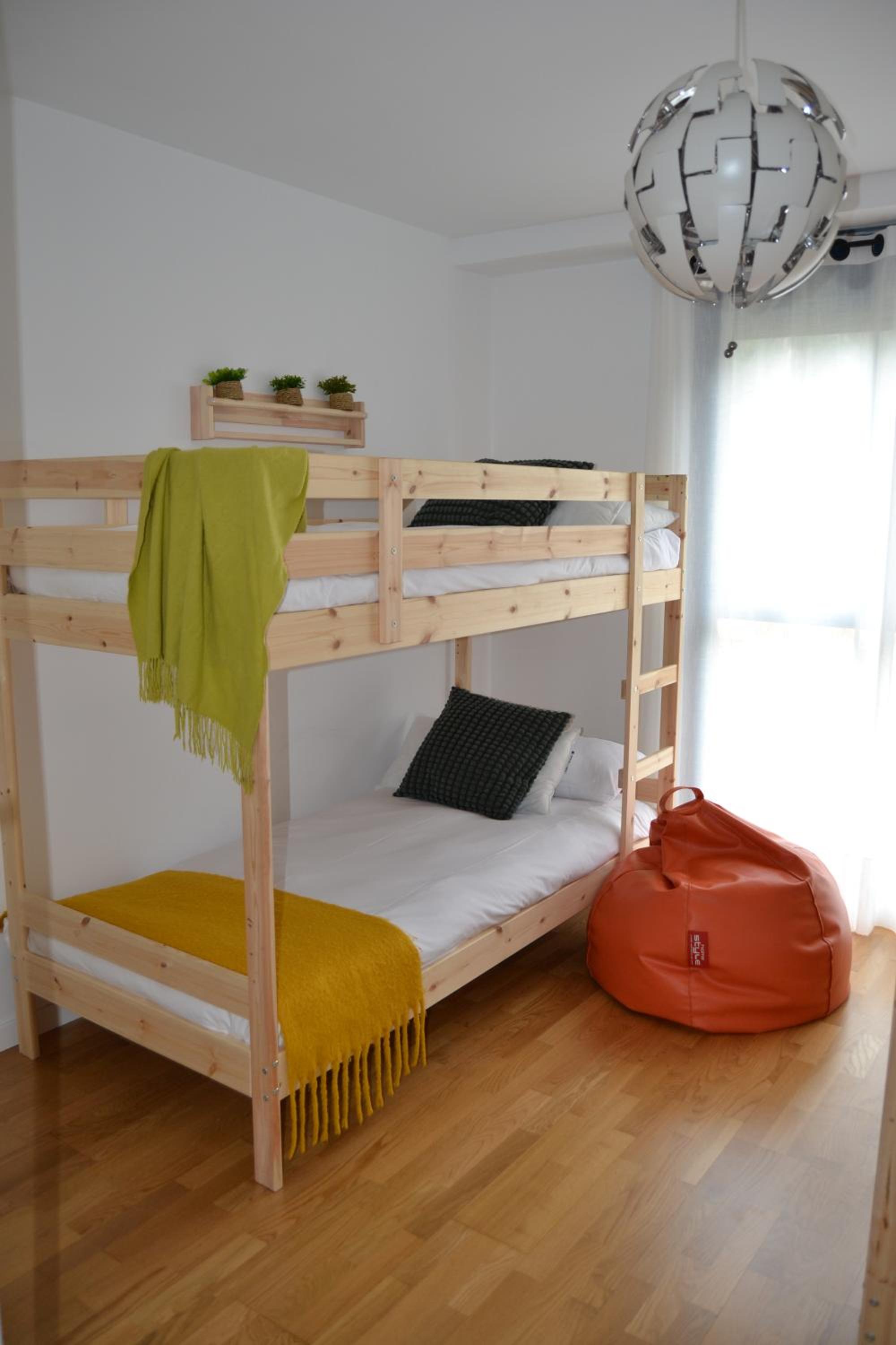 Ventanal de Saras Petfriendly Garaje Trastero y Chimenea - Arafita Apartamentos